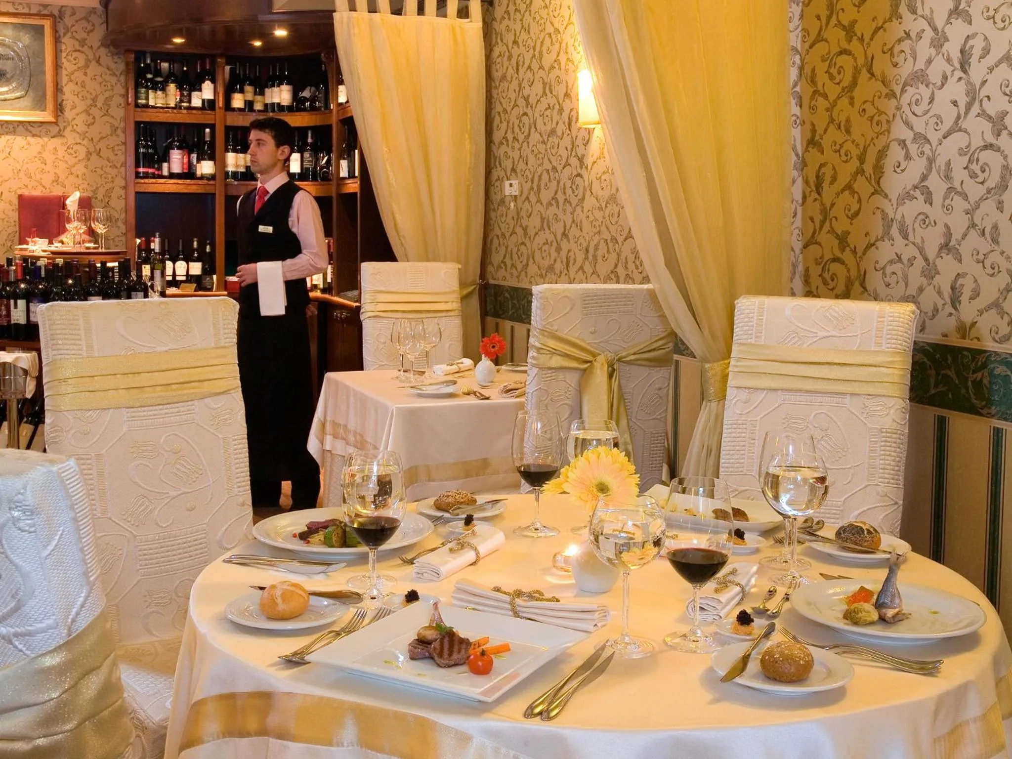 Restaurant/places to eat in Capitol Hotel