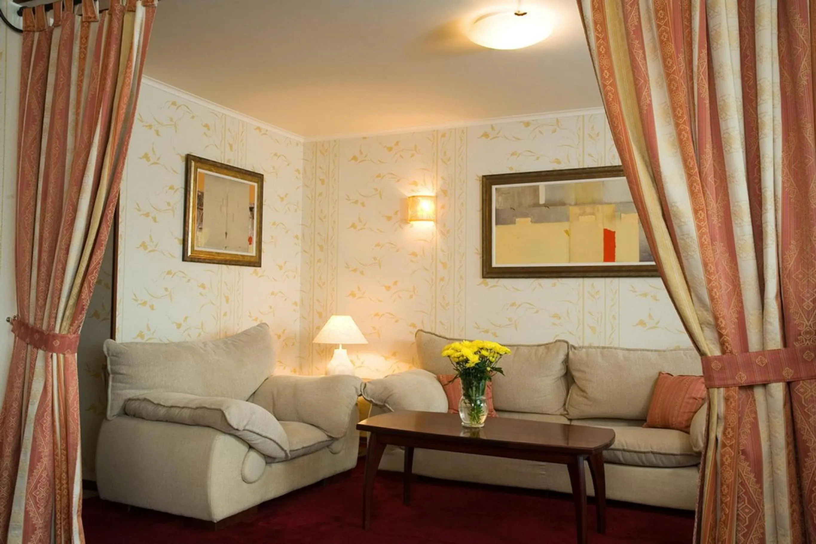 Seating area in Capitol Hotel