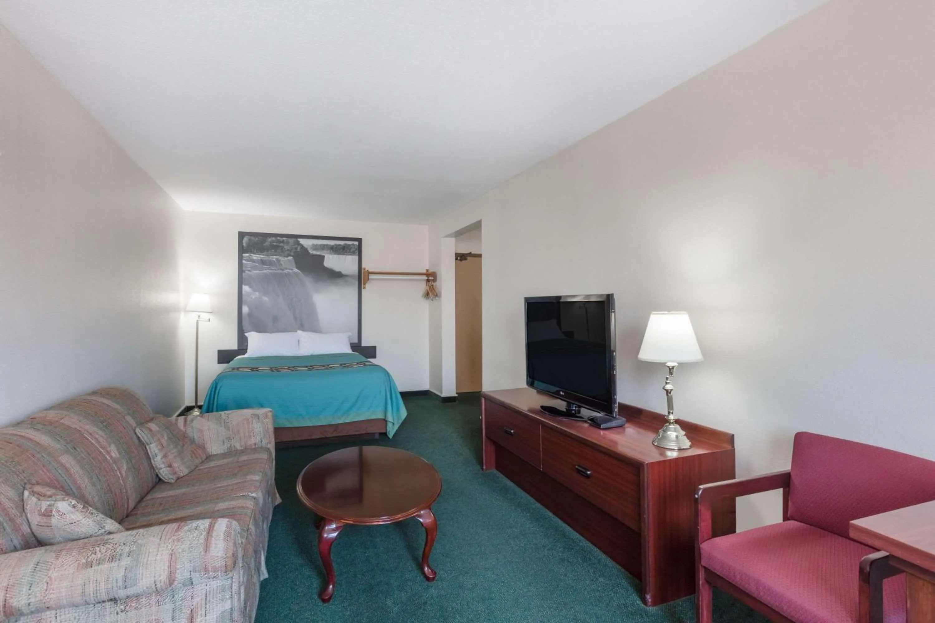 Photo of the whole room in Super 8 by Wyndham Moose Jaw SK