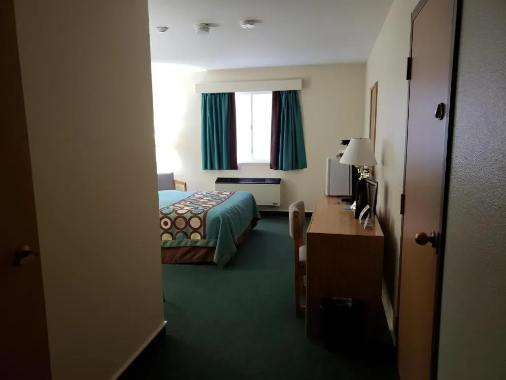 Bedroom, Bed in Super 8 by Wyndham Moose Jaw SK