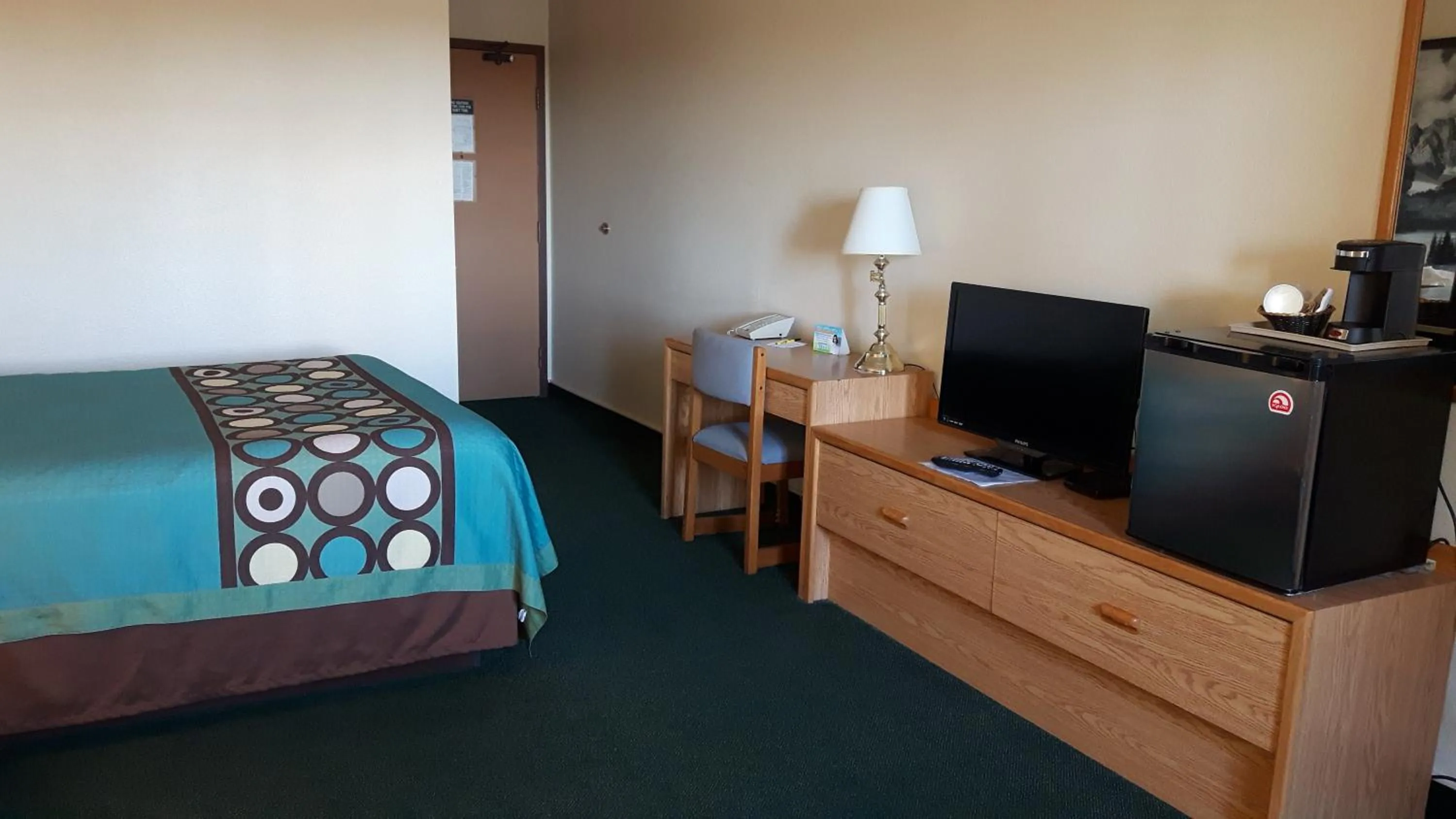 Photo of the whole room, Bed in Super 8 by Wyndham Moose Jaw SK