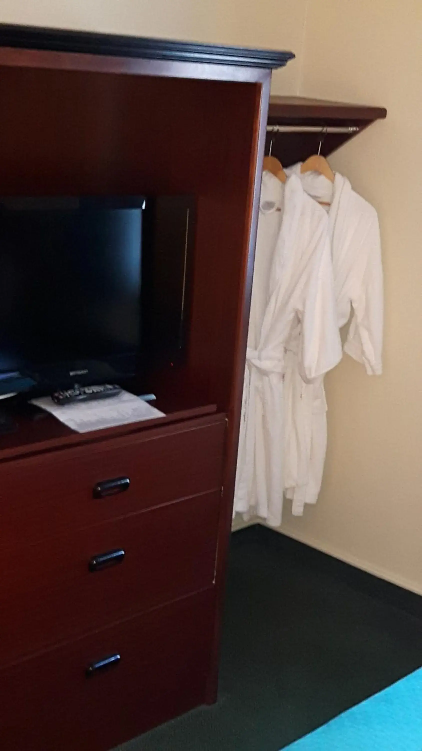 Jacuzzi King Suite - Non Smoking in Super 8 by Wyndham Moose Jaw SK Jacuzzi King Suite - Non Smoking in Super 8 by Wyndham Moose Jaw SK