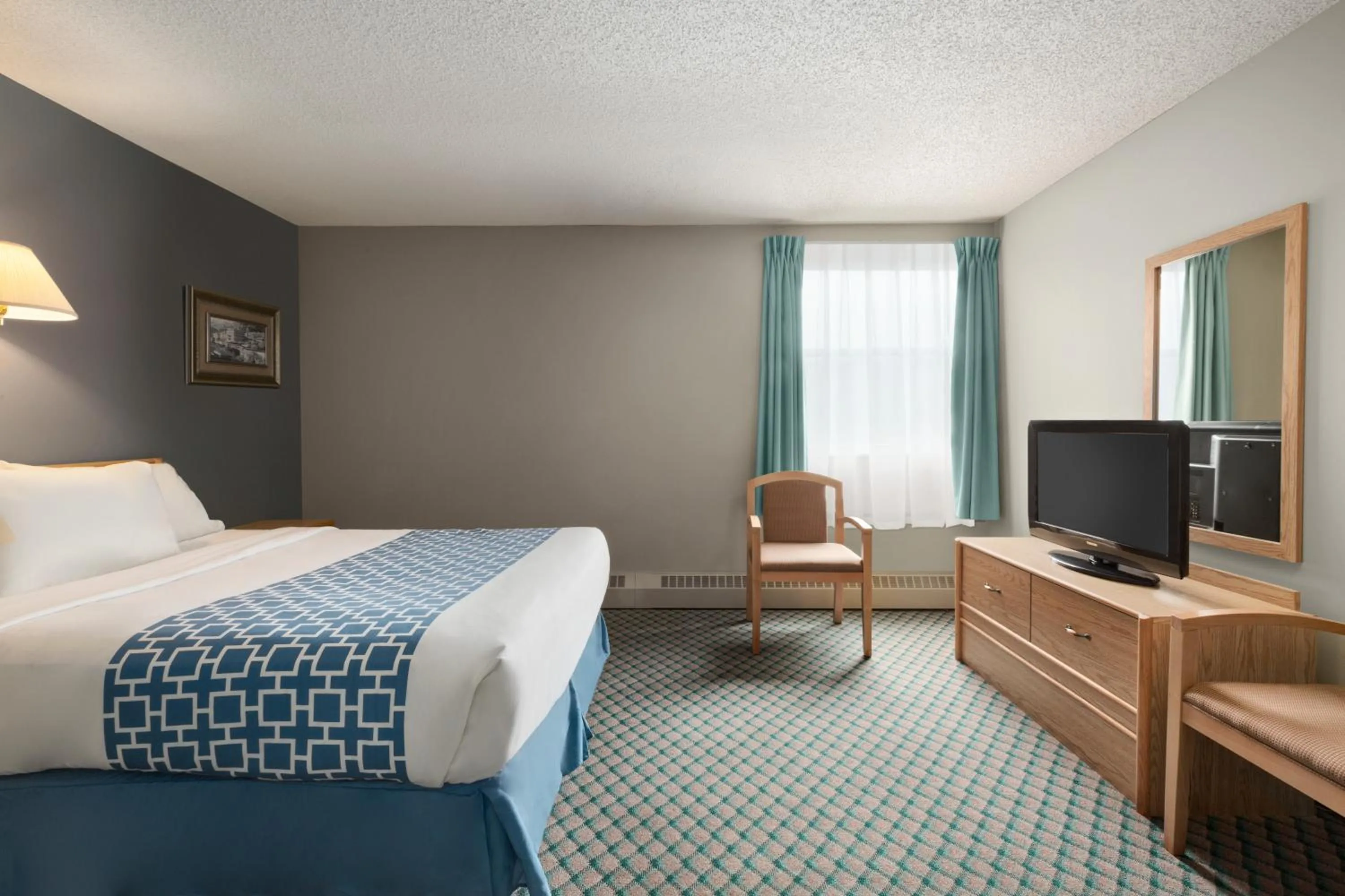 Bedroom, Bed in Travelodge by Wyndham Edmonton Airport