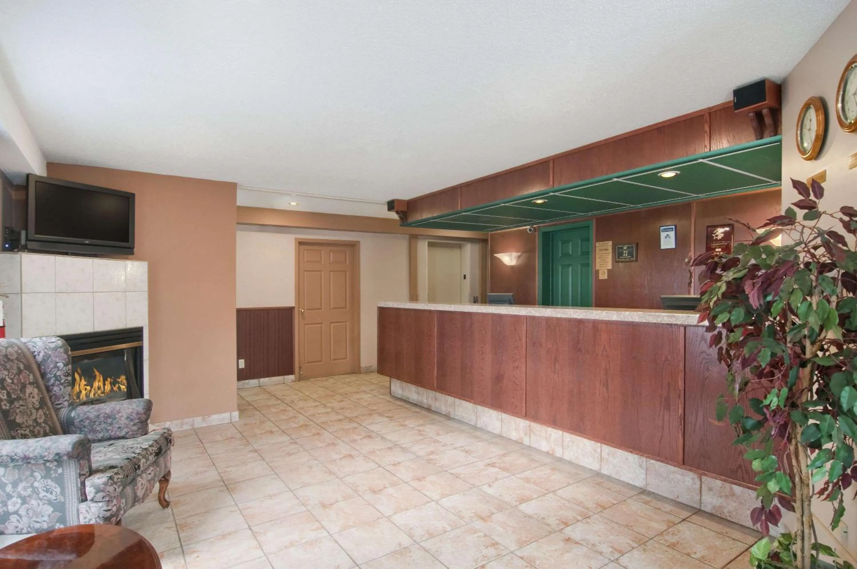 Lobby or reception in Travelodge by Wyndham Edmonton Airport