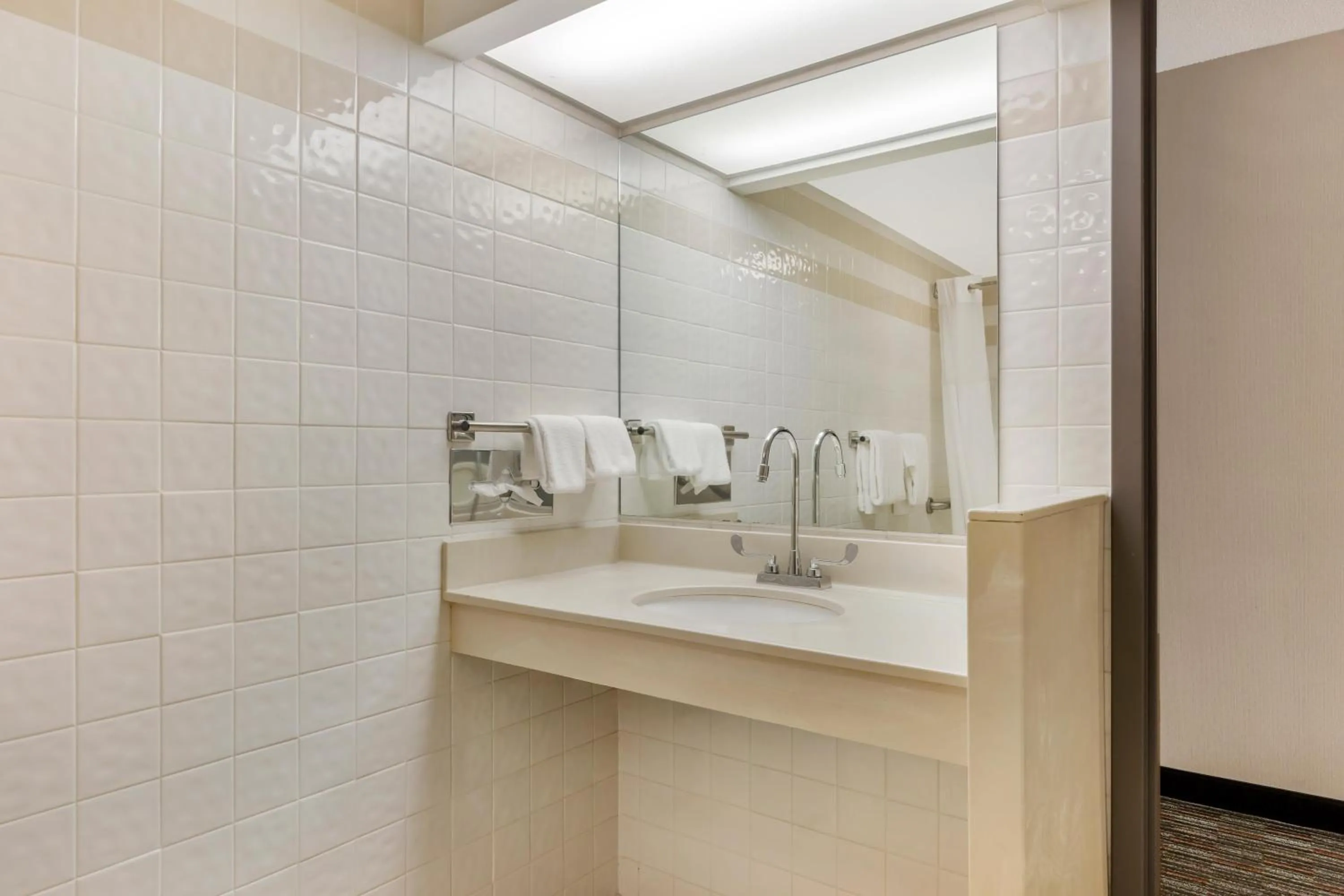 Bathroom in Pear Tree Inn Cape Girardeau West