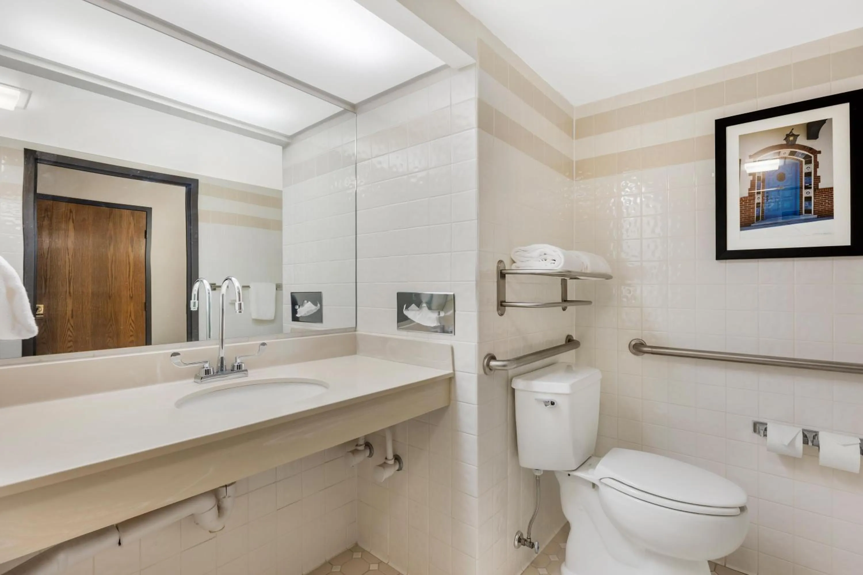 Bathroom in Pear Tree Inn Cape Girardeau West