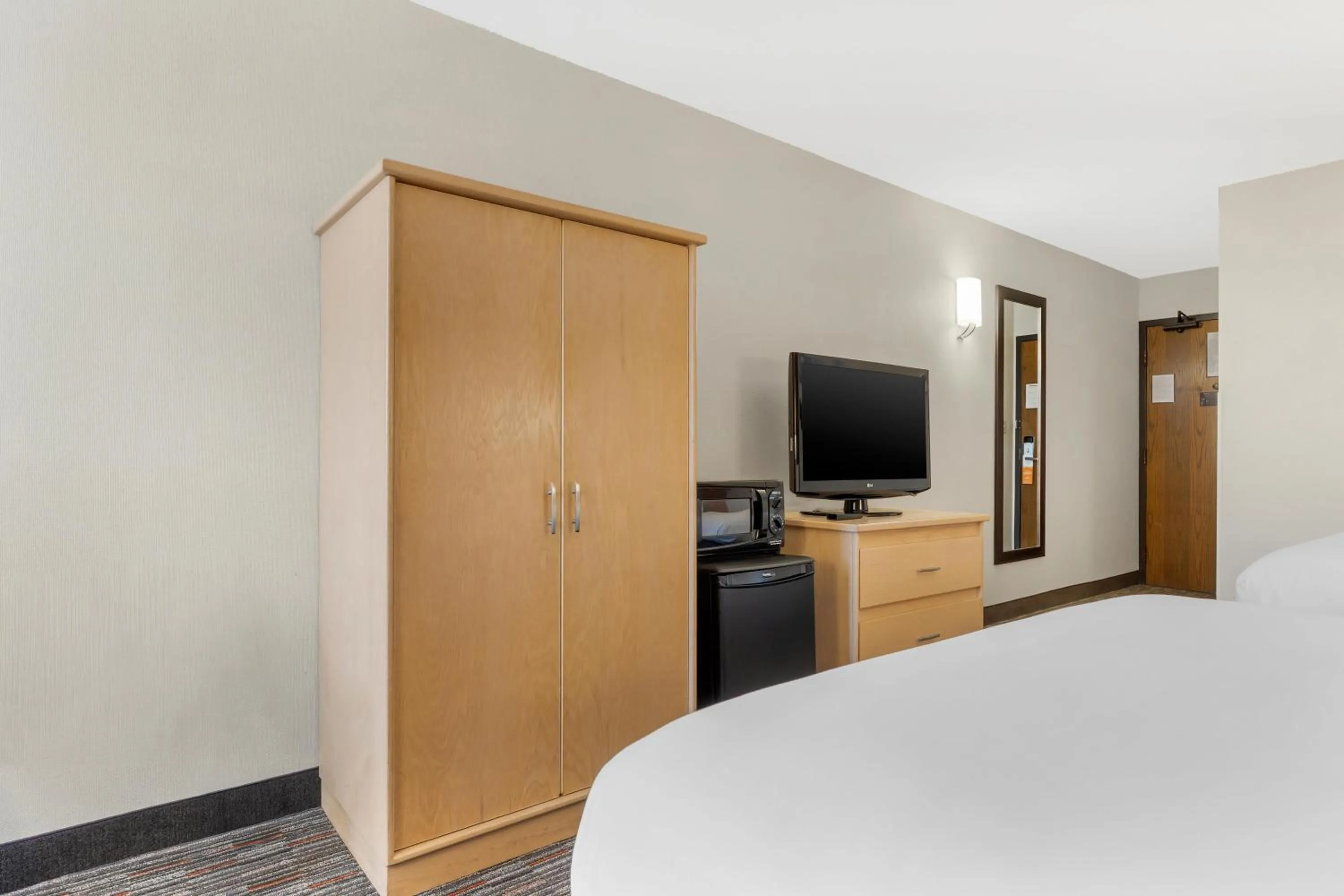 Bedroom, Bed in Pear Tree Inn Cape Girardeau West