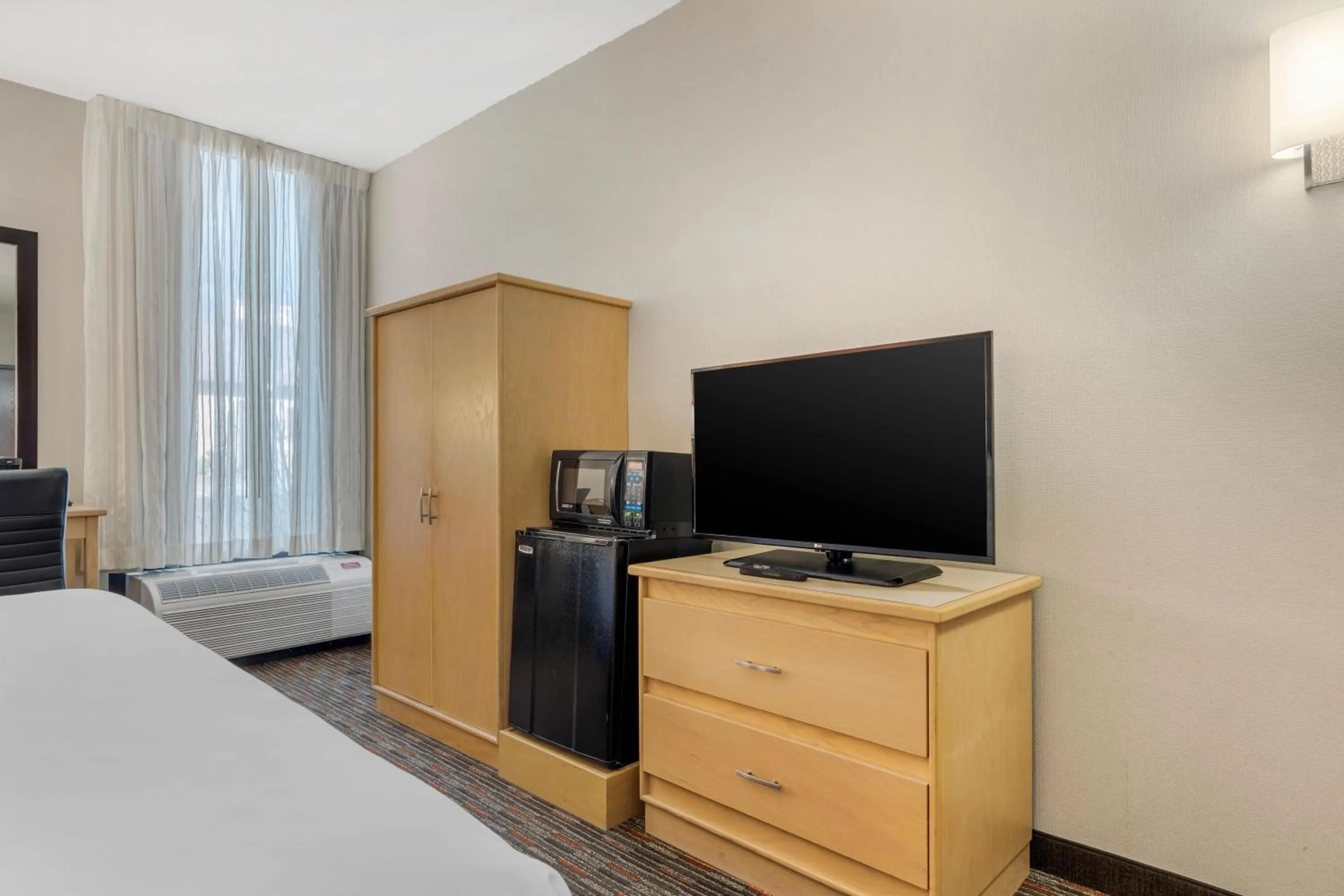 Bedroom, Bed in Pear Tree Inn Cape Girardeau West