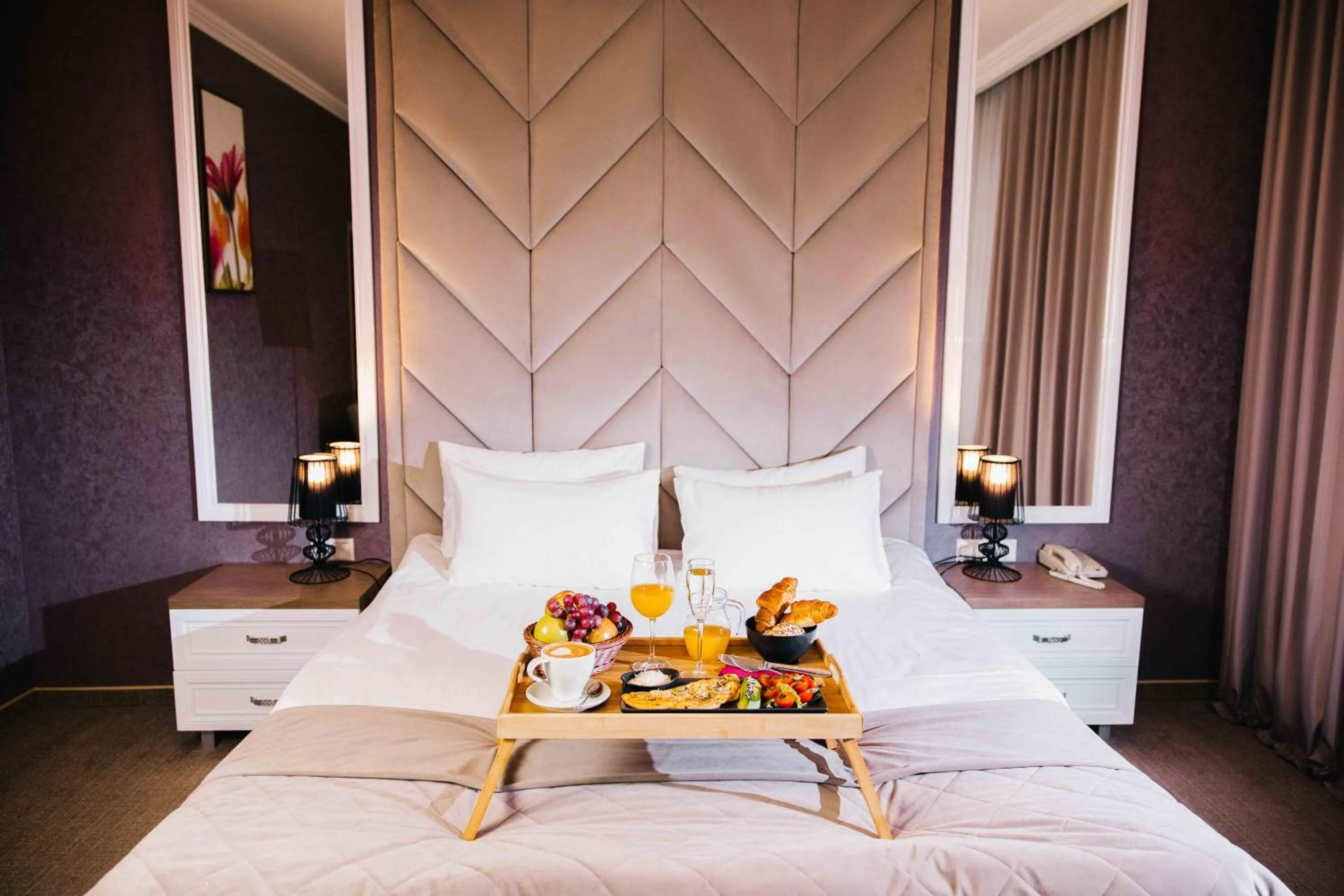 Photo of the whole room, Bed in Flowers Hotel