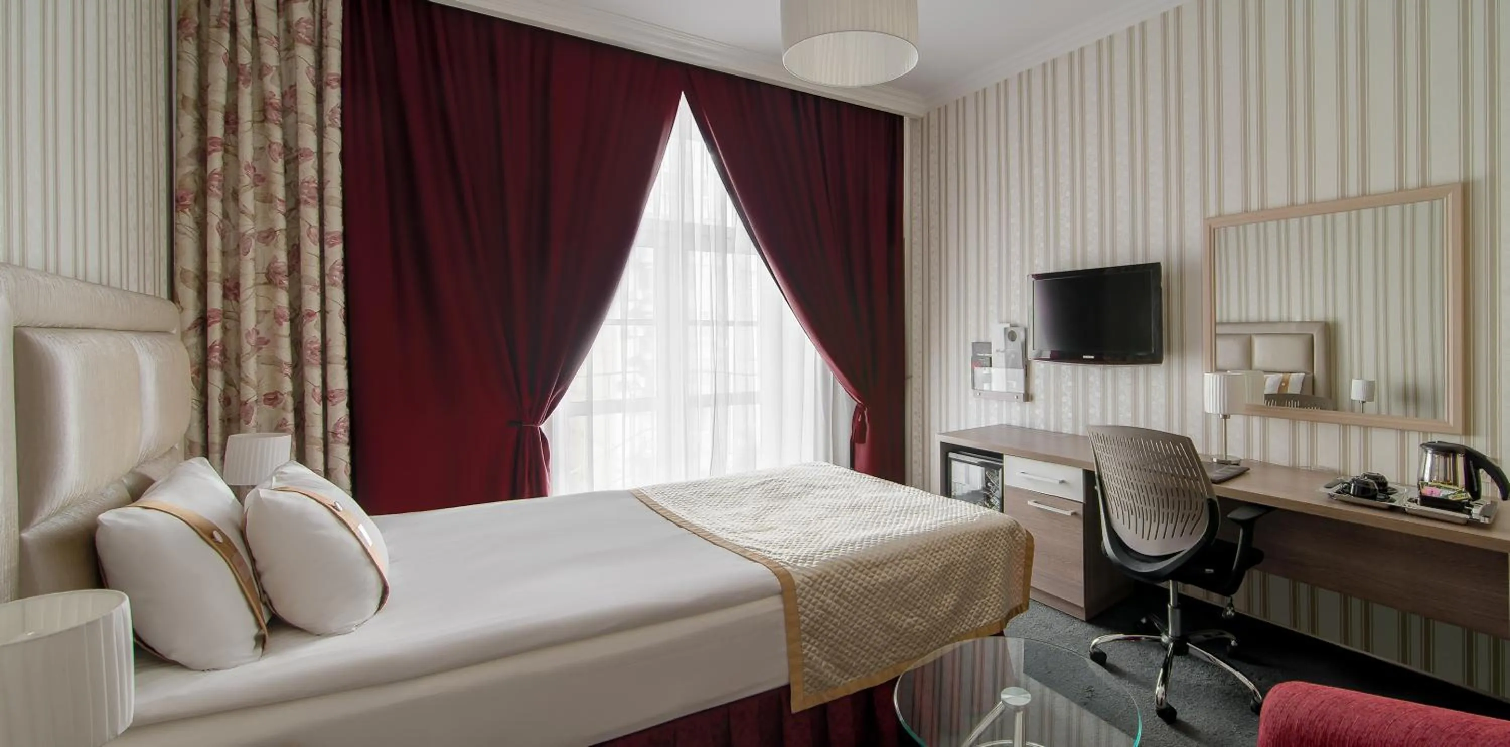 Photo of the whole room, Bed in Flowers Hotel