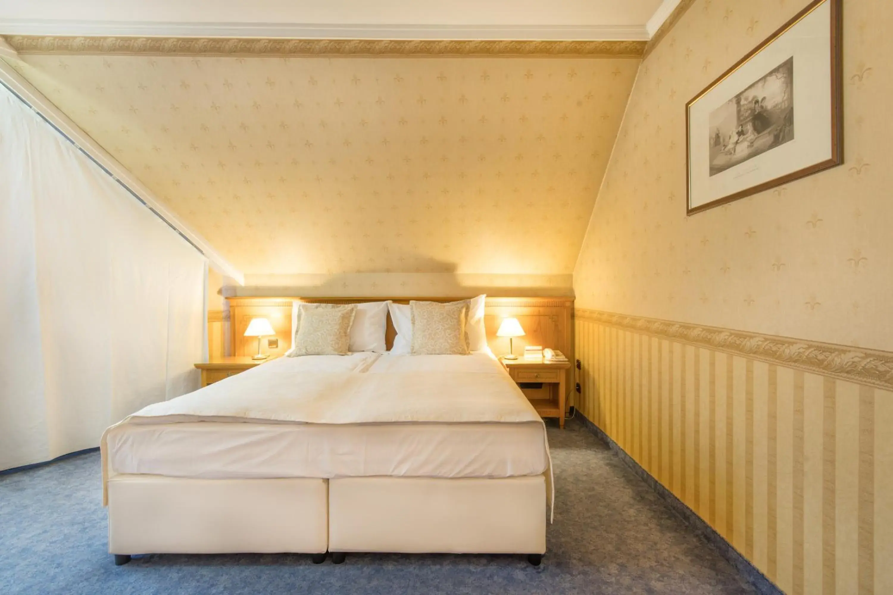 Deluxe Junior Suite with Balcony in Hotel Downtown Deluxe Junior Suite with Balcony in Hotel Downtown