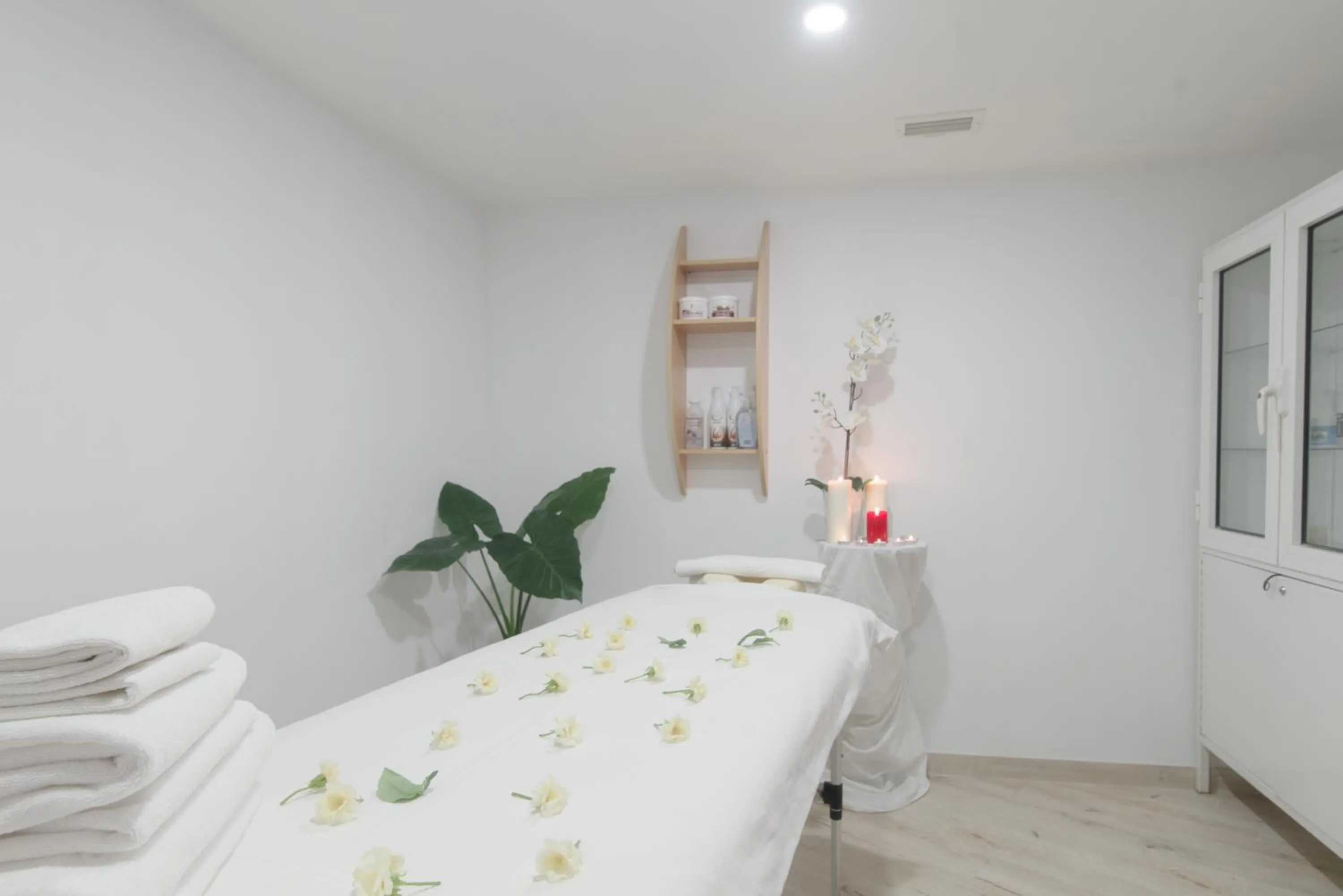 Massage, Bed in Hotel Downtown