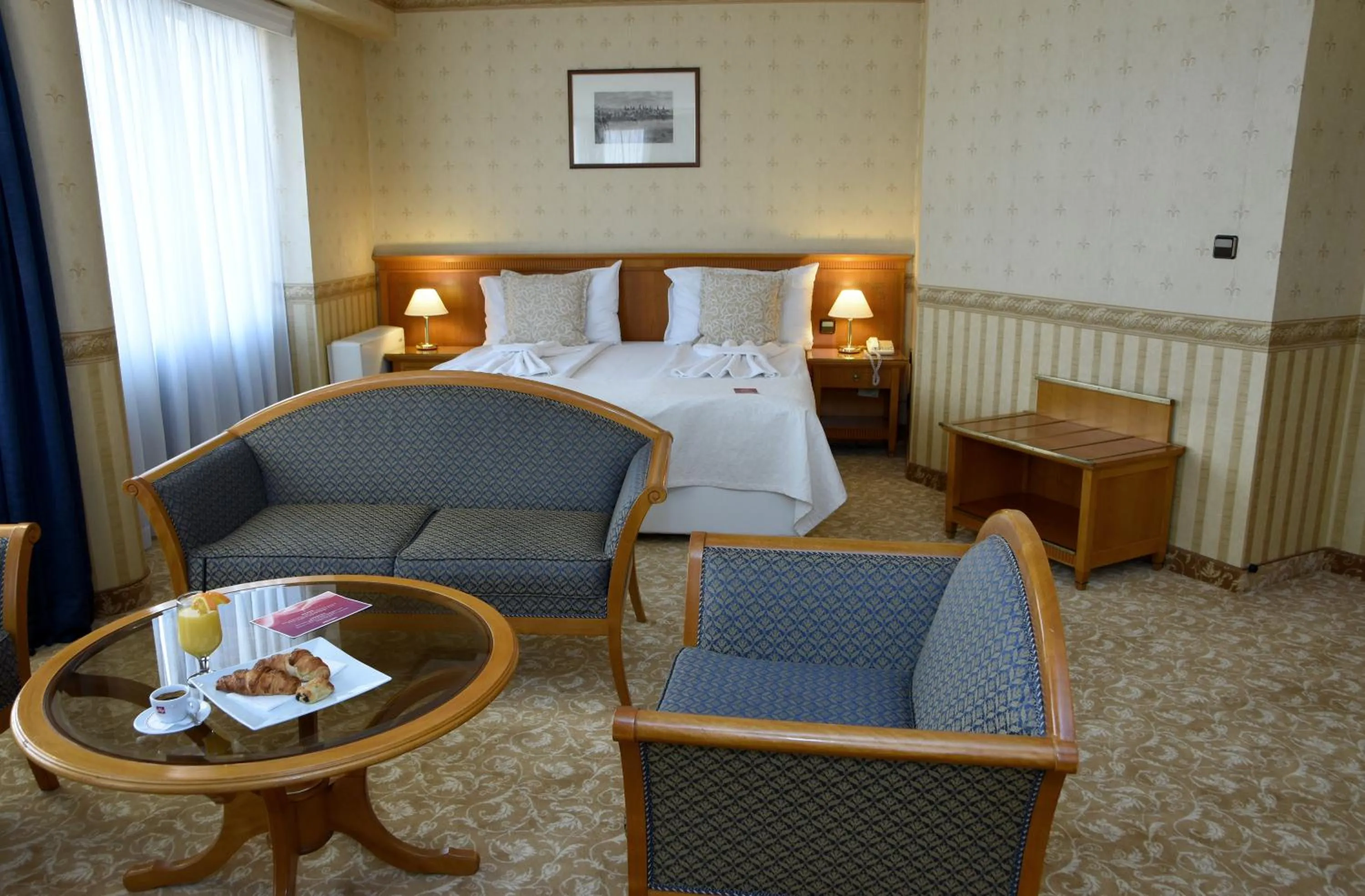 Photo of the whole room, Bed in Hotel Downtown