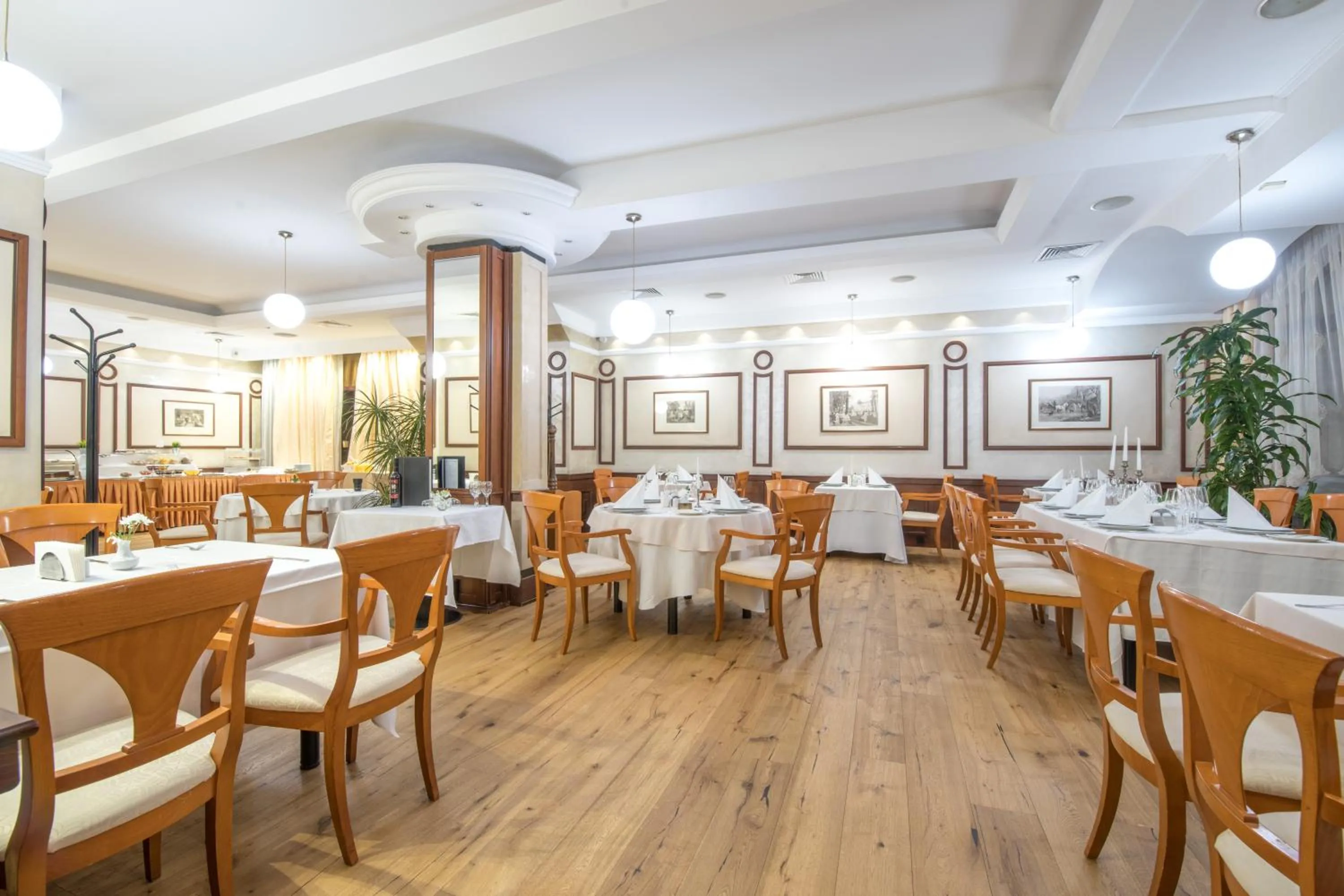 Restaurant/places to eat in Hotel Downtown