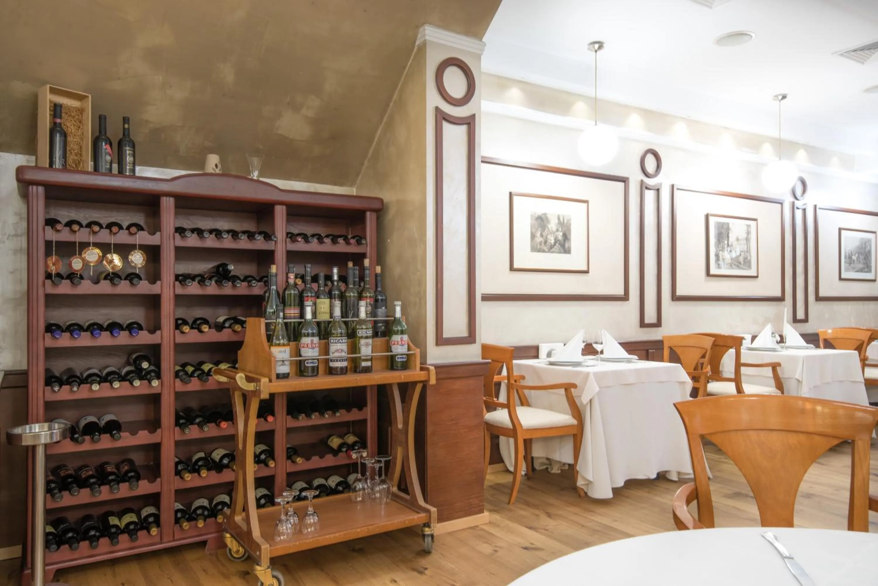 Restaurant/places to eat in Hotel Downtown