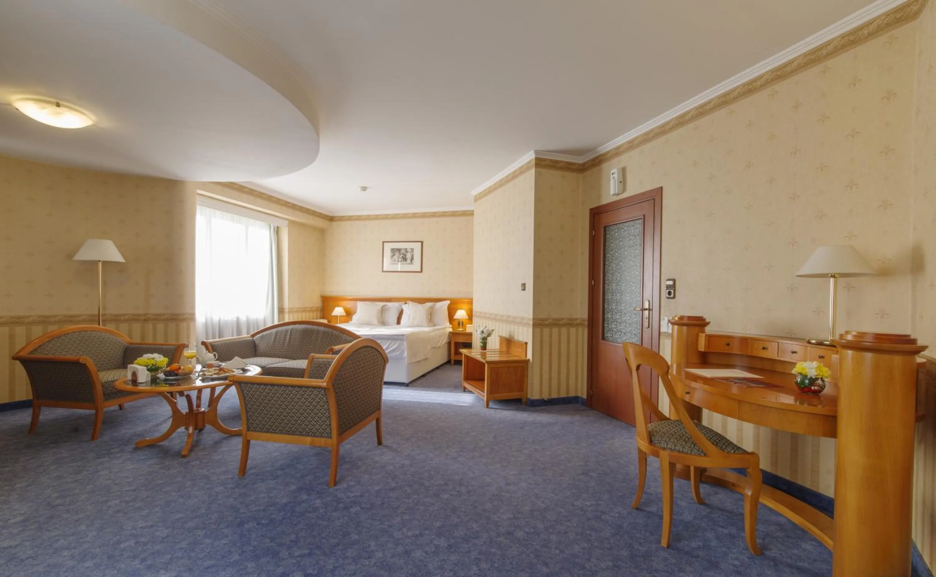 Seating area, Bed in Hotel Downtown