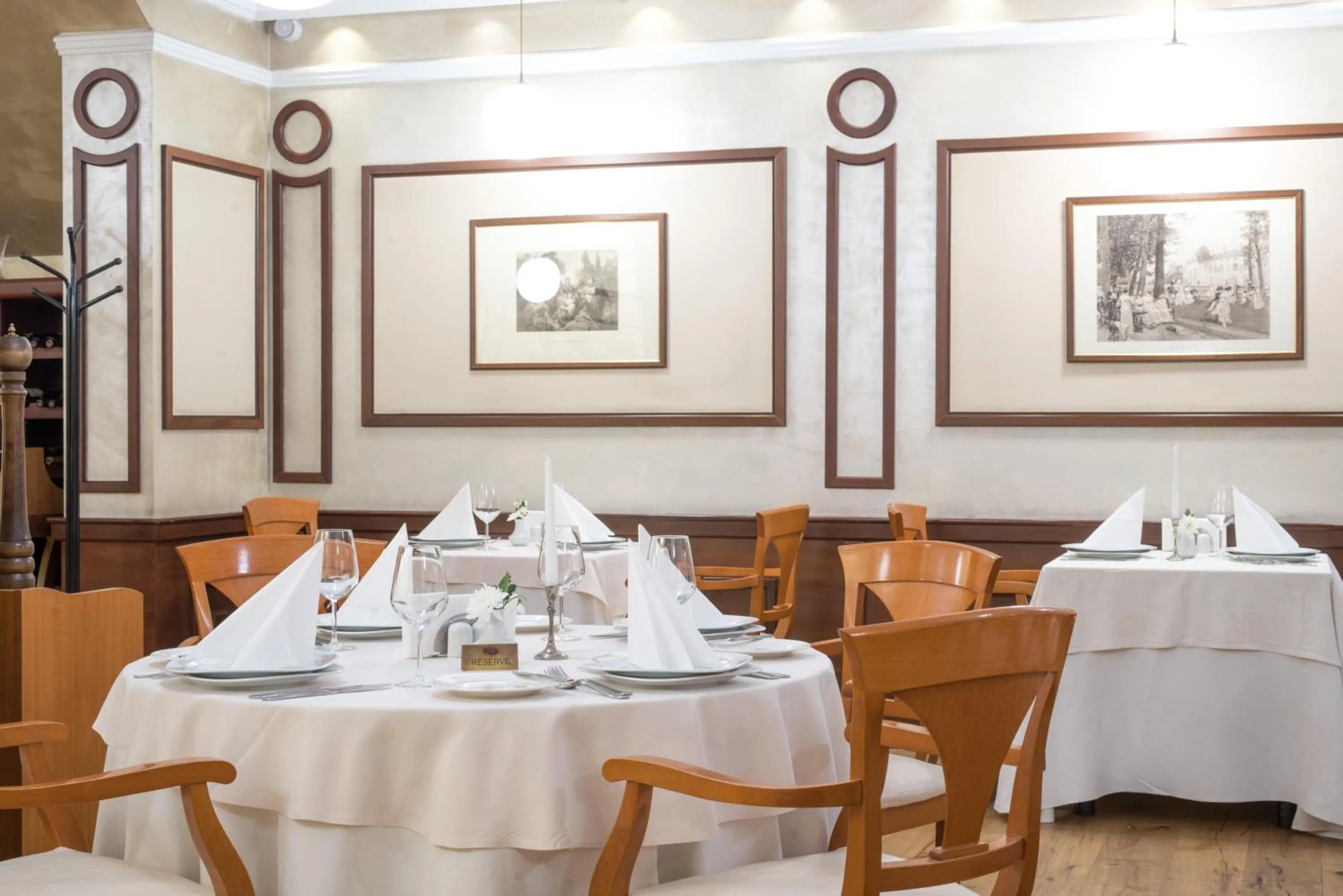 Restaurant/places to eat in Hotel Downtown