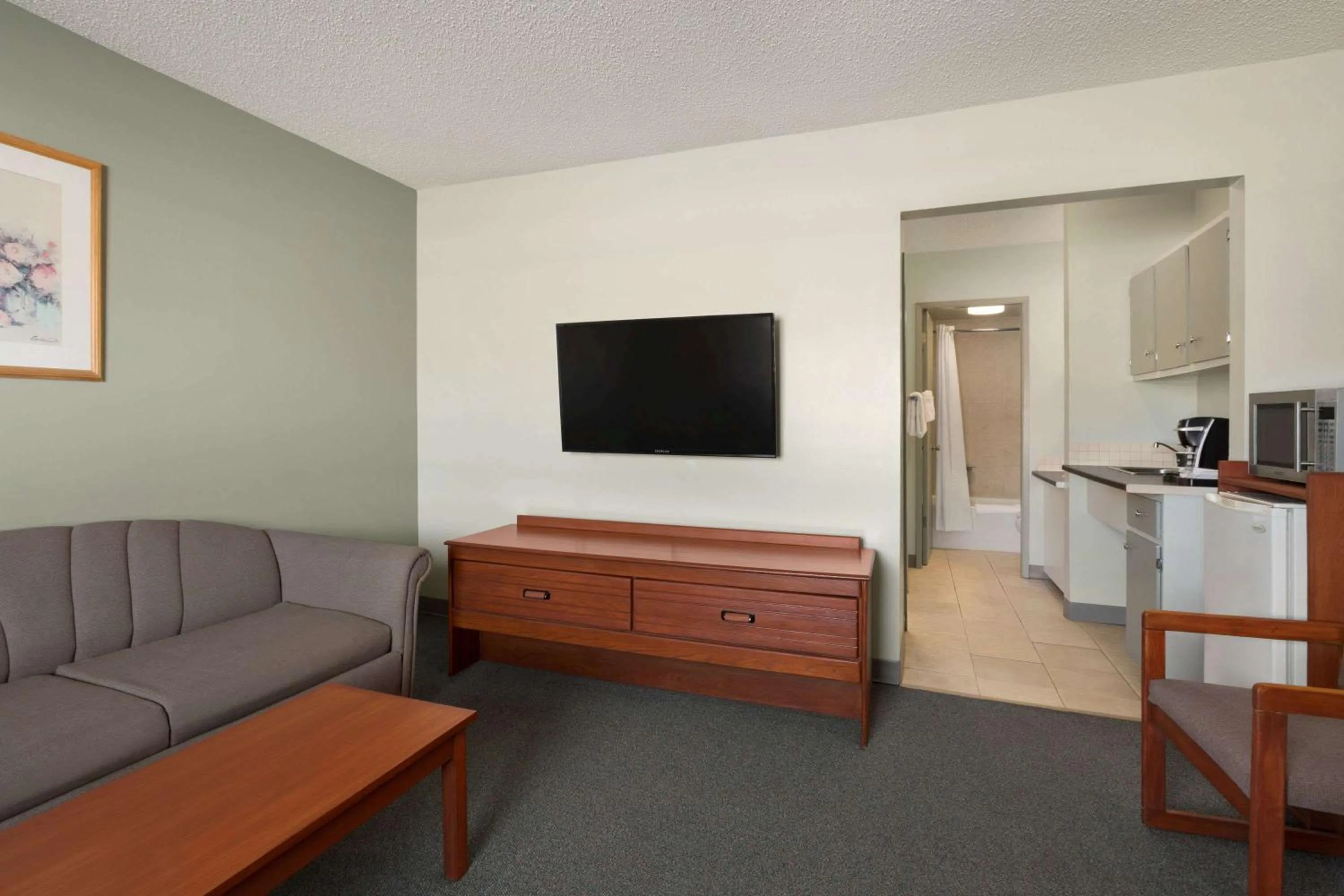 Photo of the whole room, TV/Entertainment Center in Travelodge by Wyndham Cranbrook