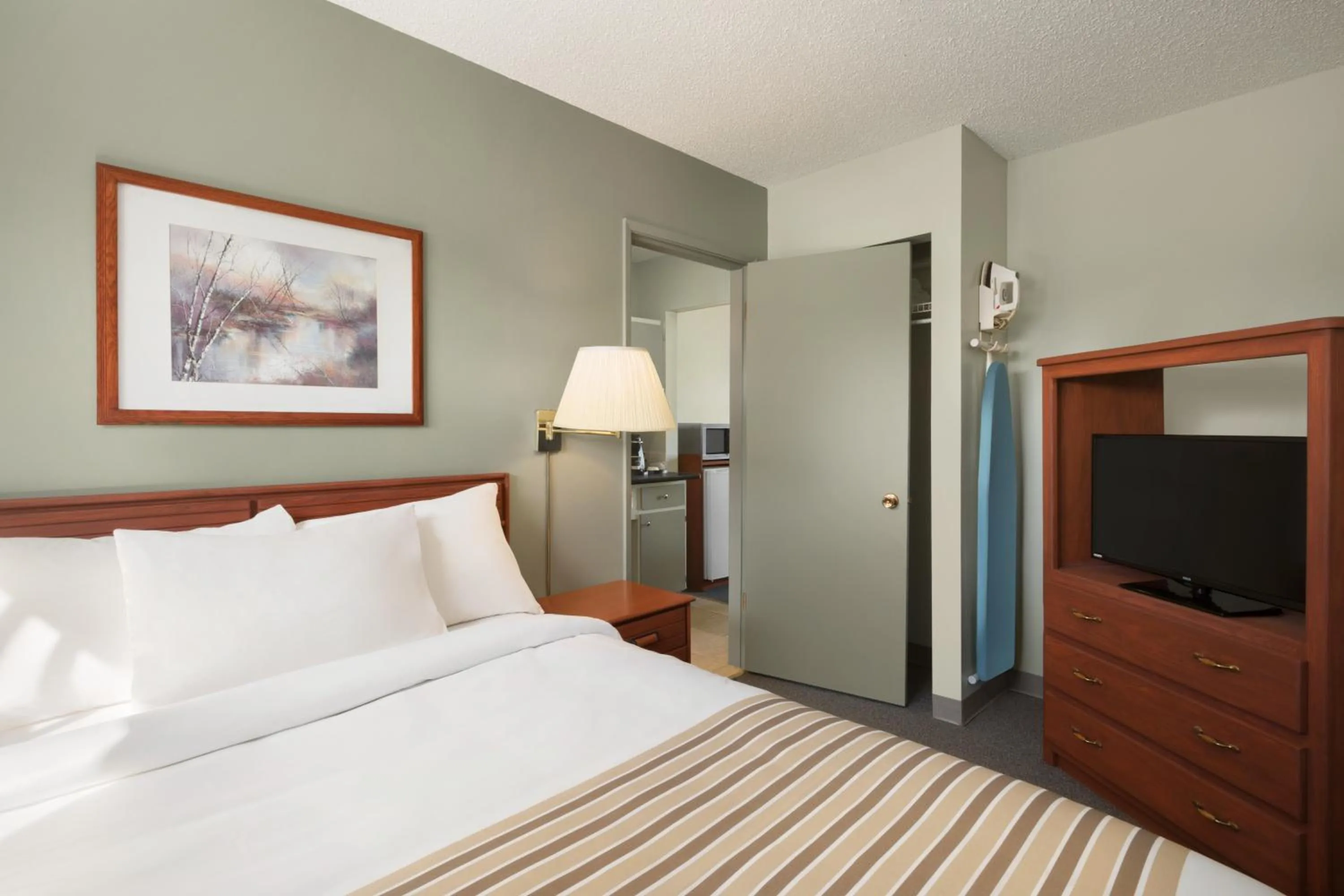 Bedroom, TV/Entertainment Center in Travelodge by Wyndham Cranbrook