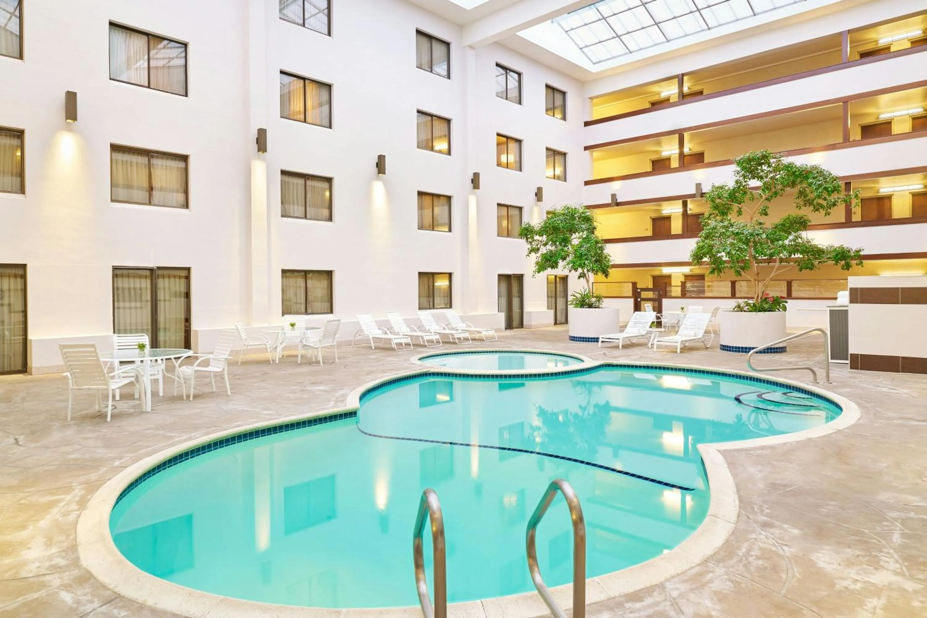 Swimming pool in Four Points by Sheraton Bellingham Hotel & Conference Center
