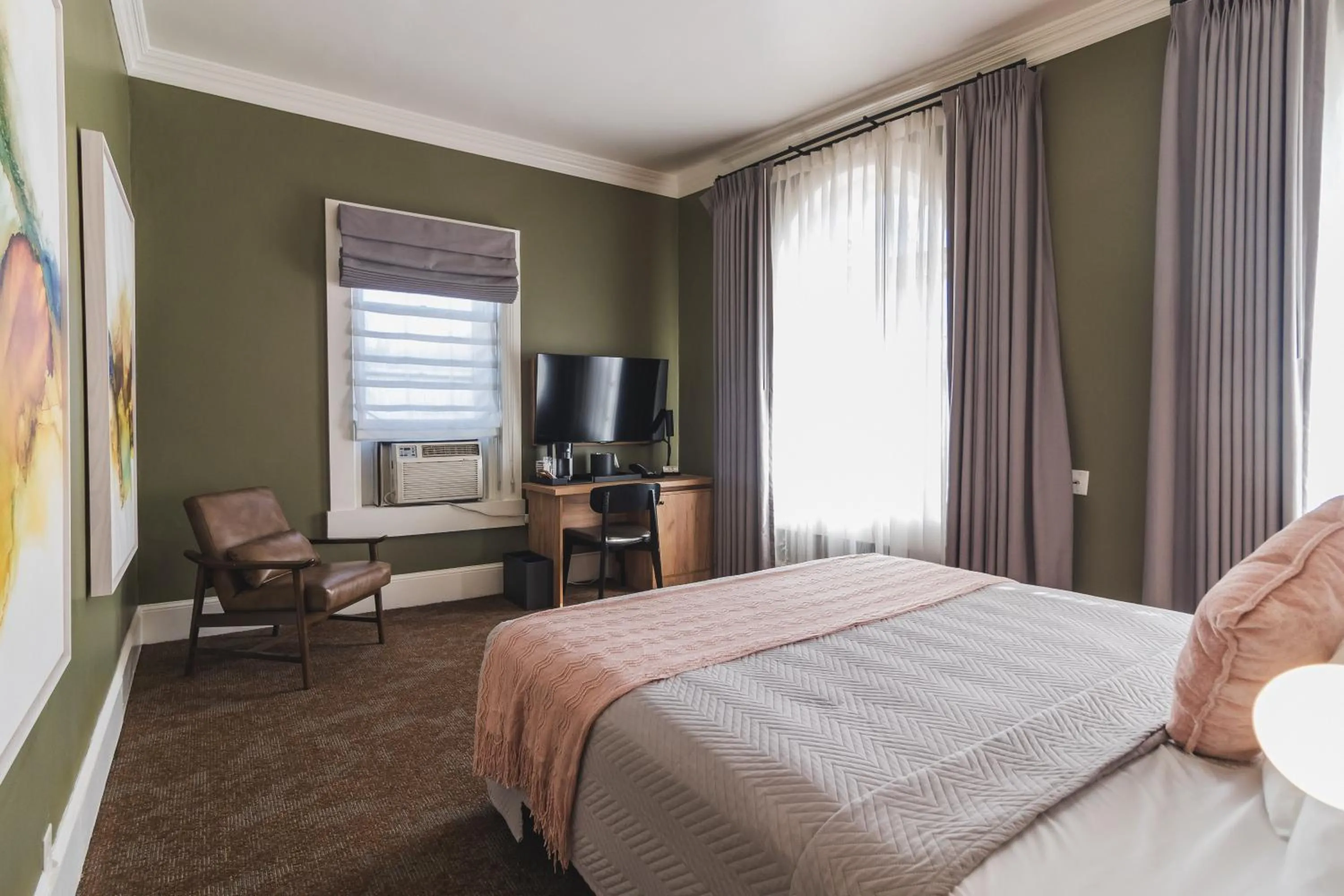 Bed in Historic Sonora Inn