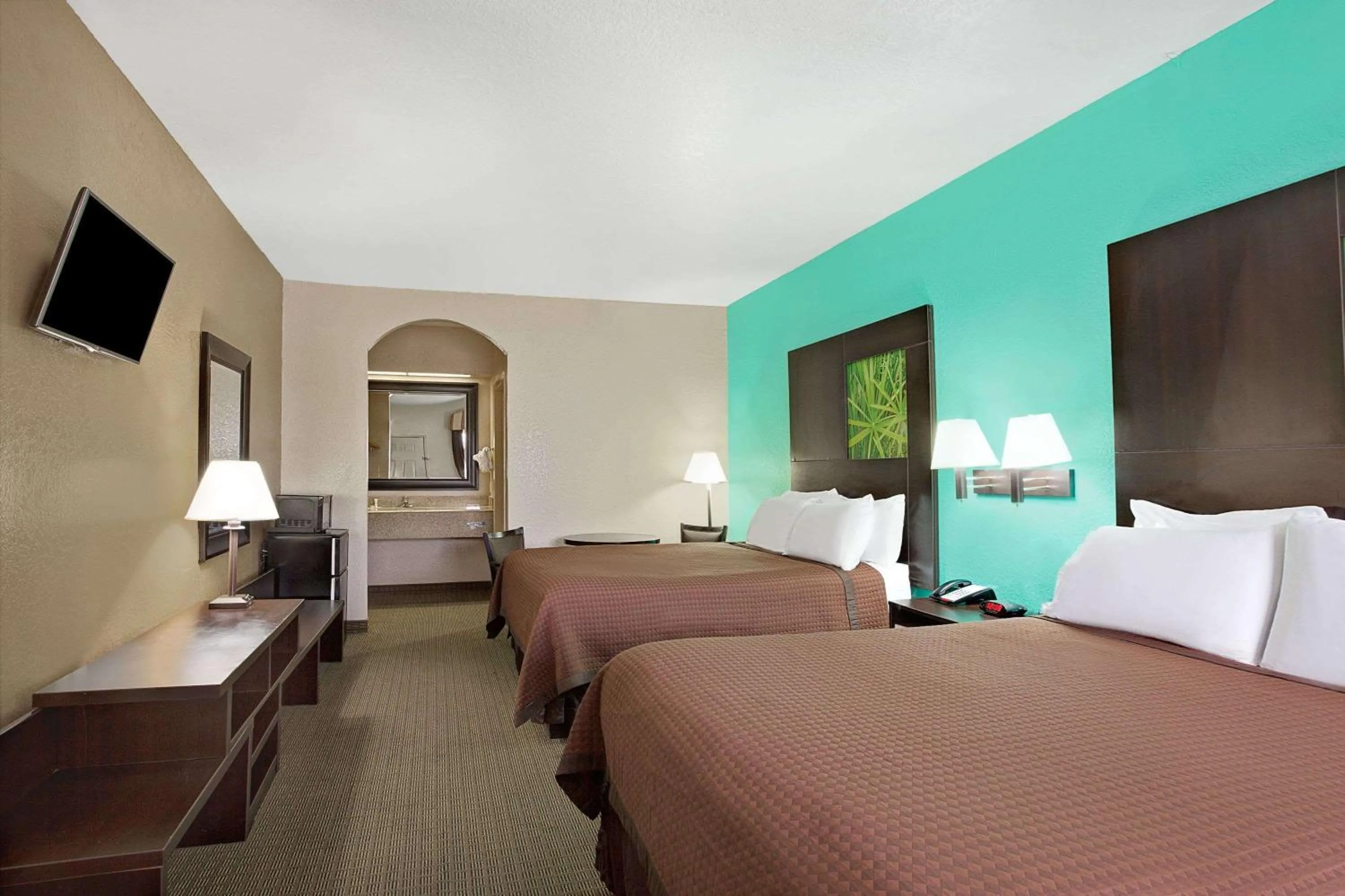 Photo of the whole room, Bed in Super 8 by Wyndham Galveston