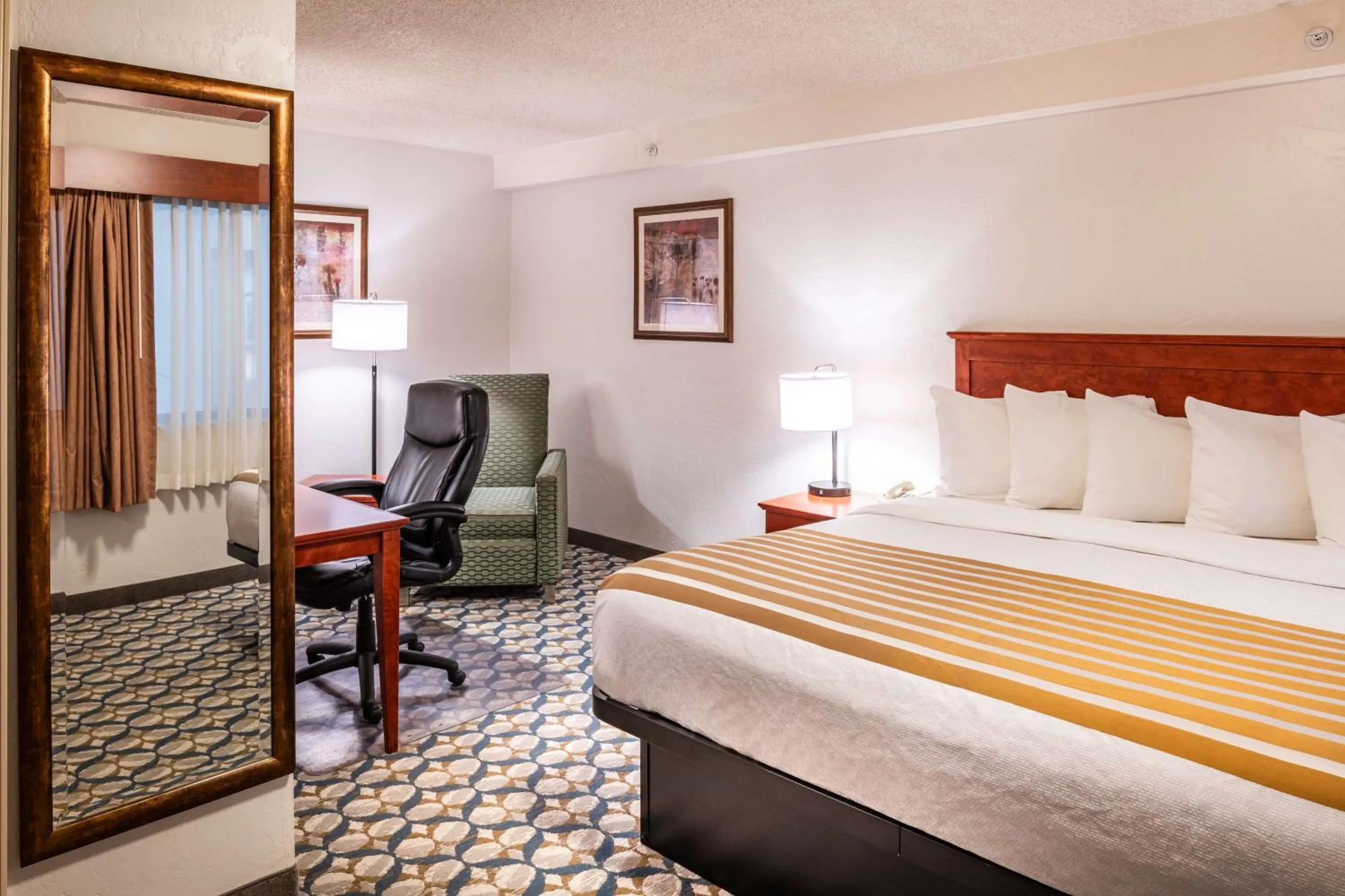 Bedroom, Bed in Best Western Vista Inn at the Airport