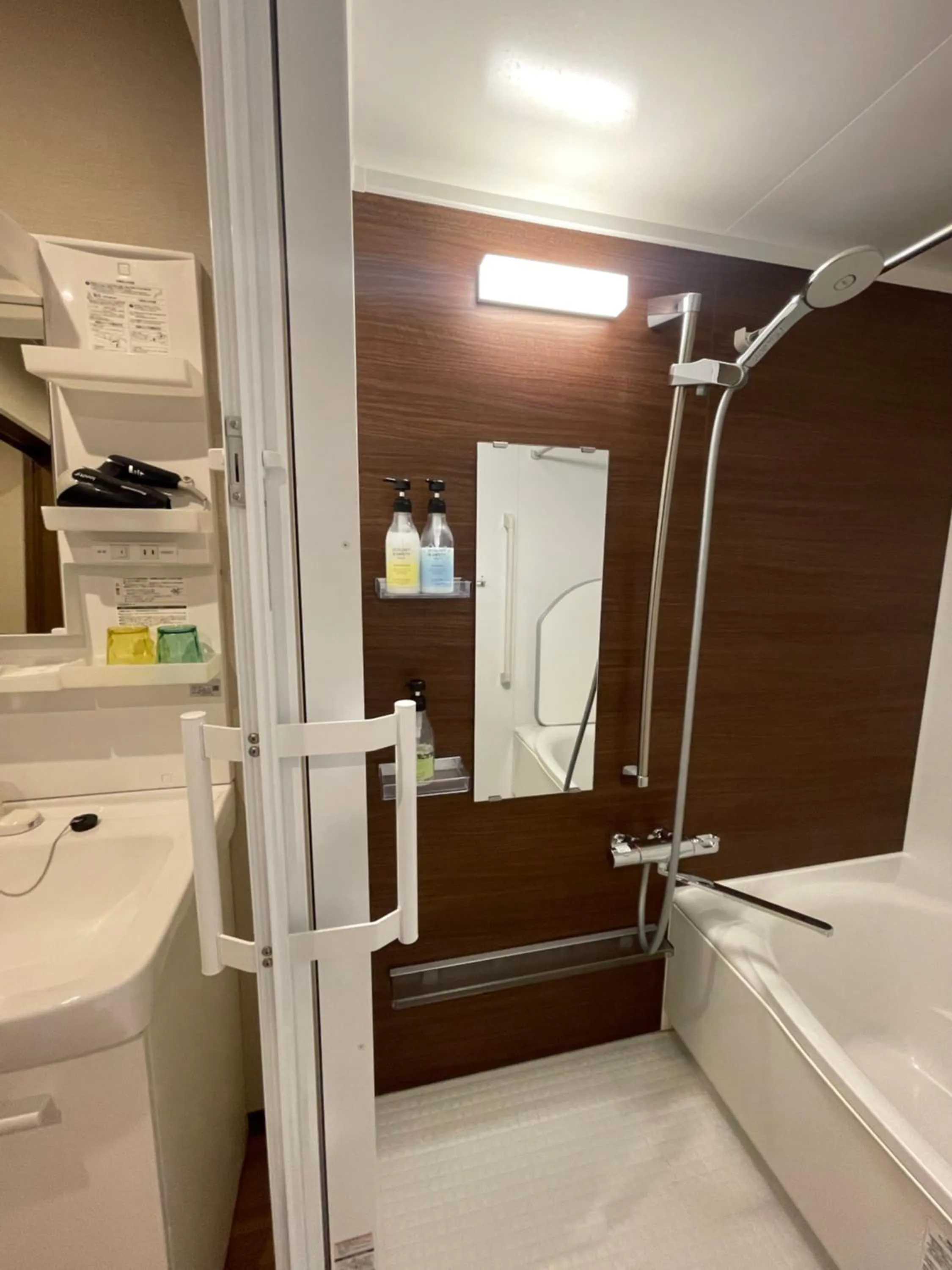 Shower in Guest House Goettingen