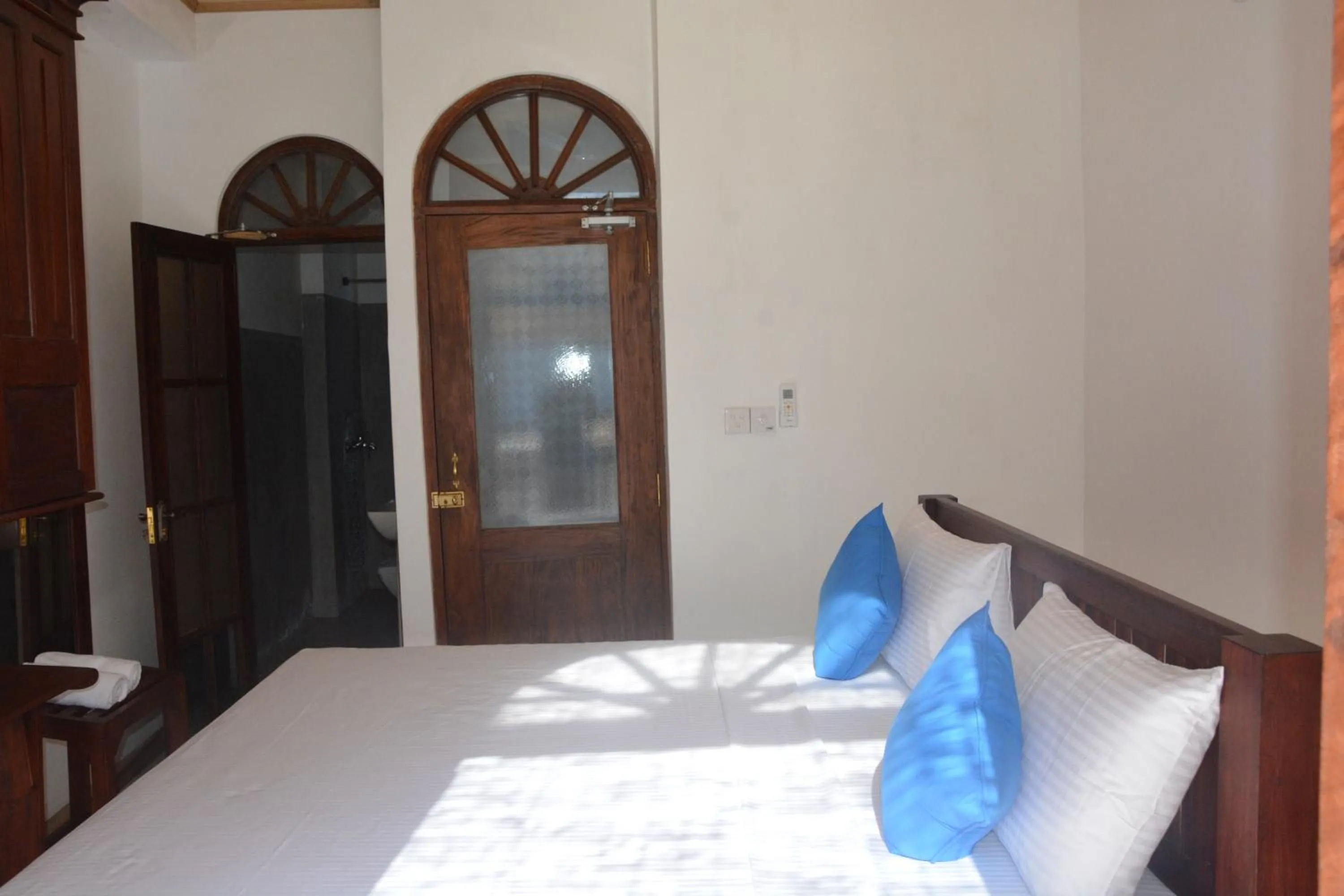 Bathroom, Bed in Fort Sapphire
