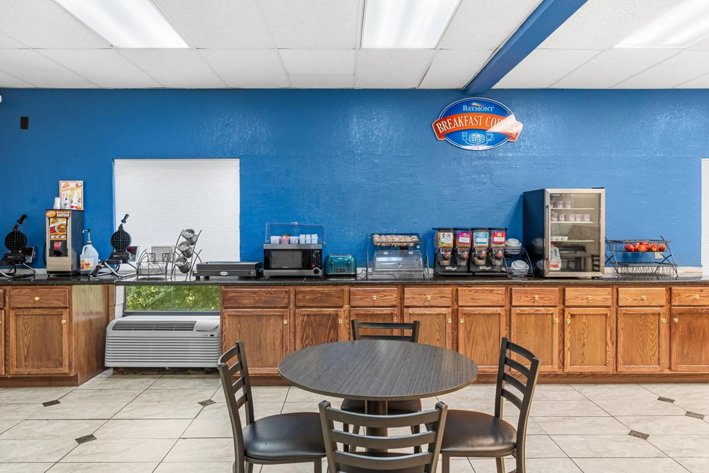 Breakfast in Baymont by Wyndham Lawrence