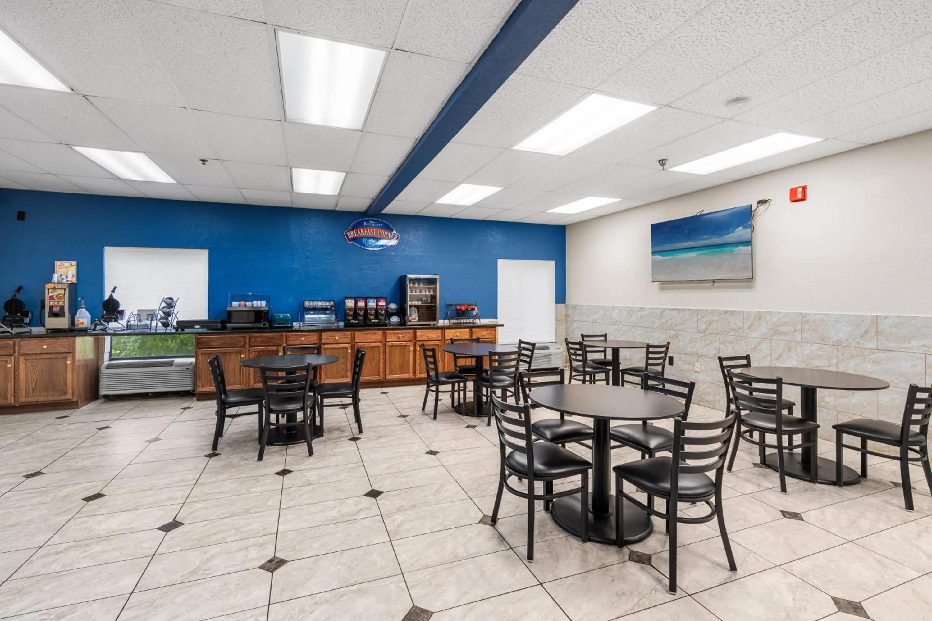 Breakfast in Baymont by Wyndham Lawrence