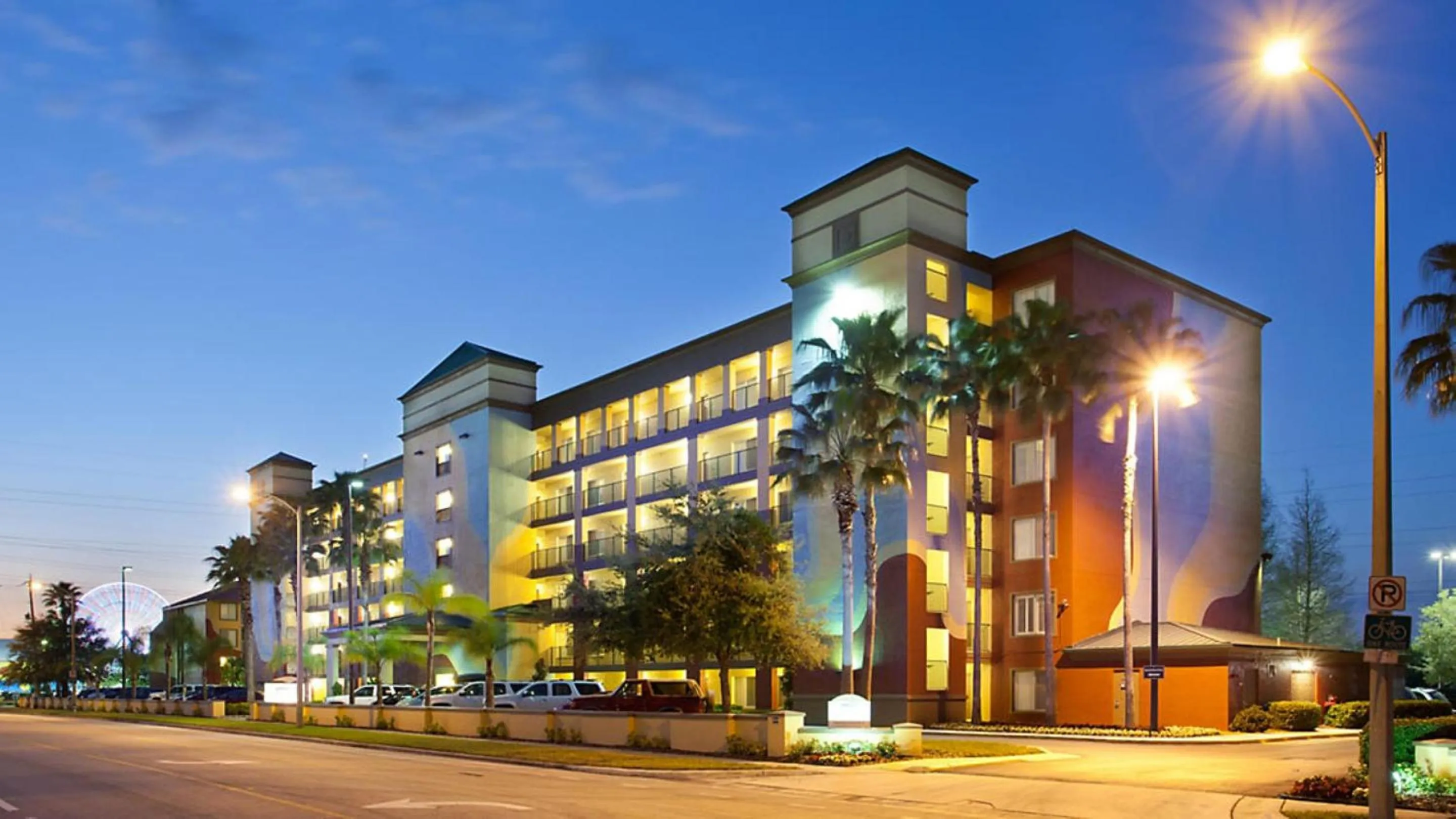 Property building in Bluegreen Vacations Orlando's Sunshine Resort