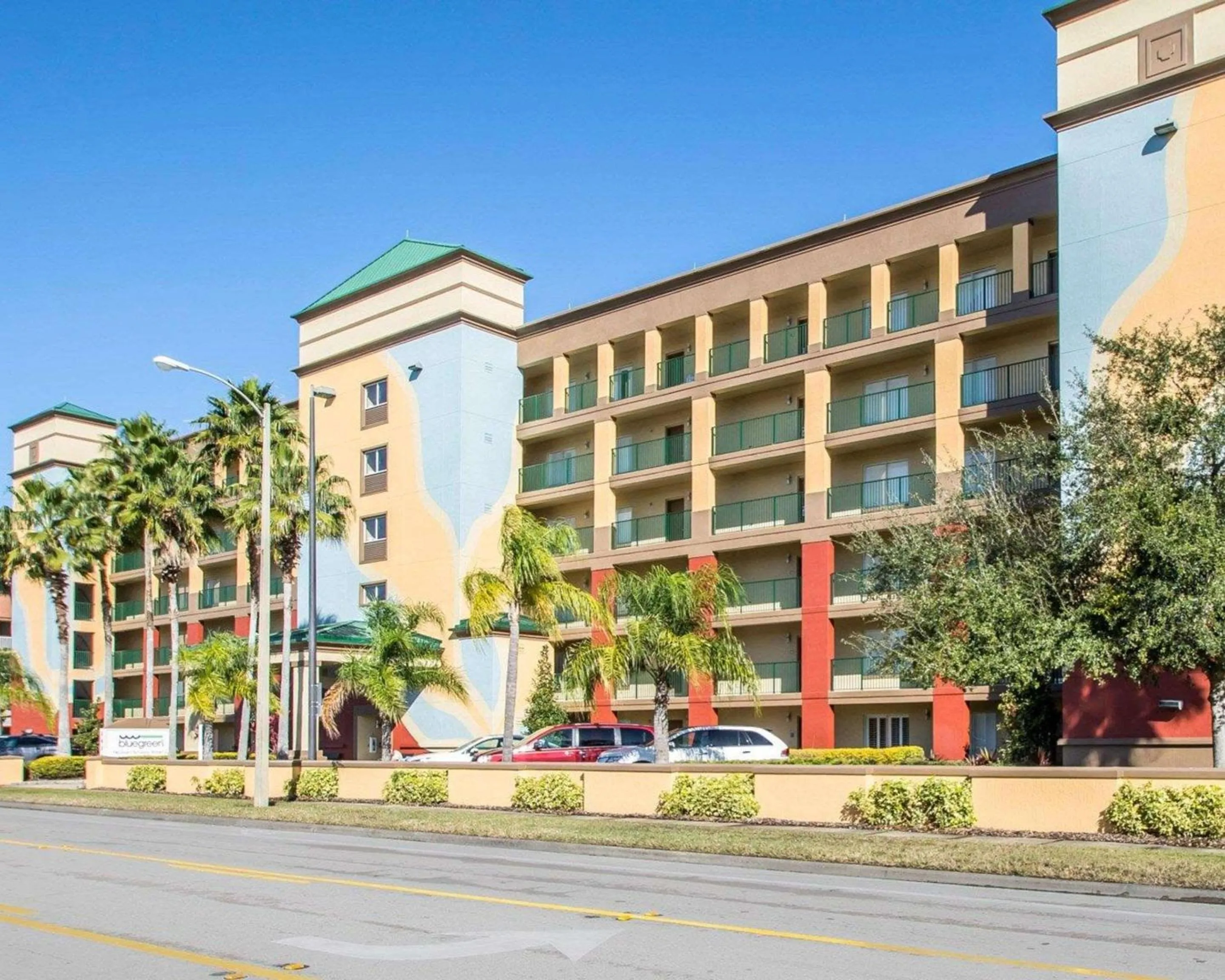 Property building in Bluegreen Vacations Orlando's Sunshine Resort