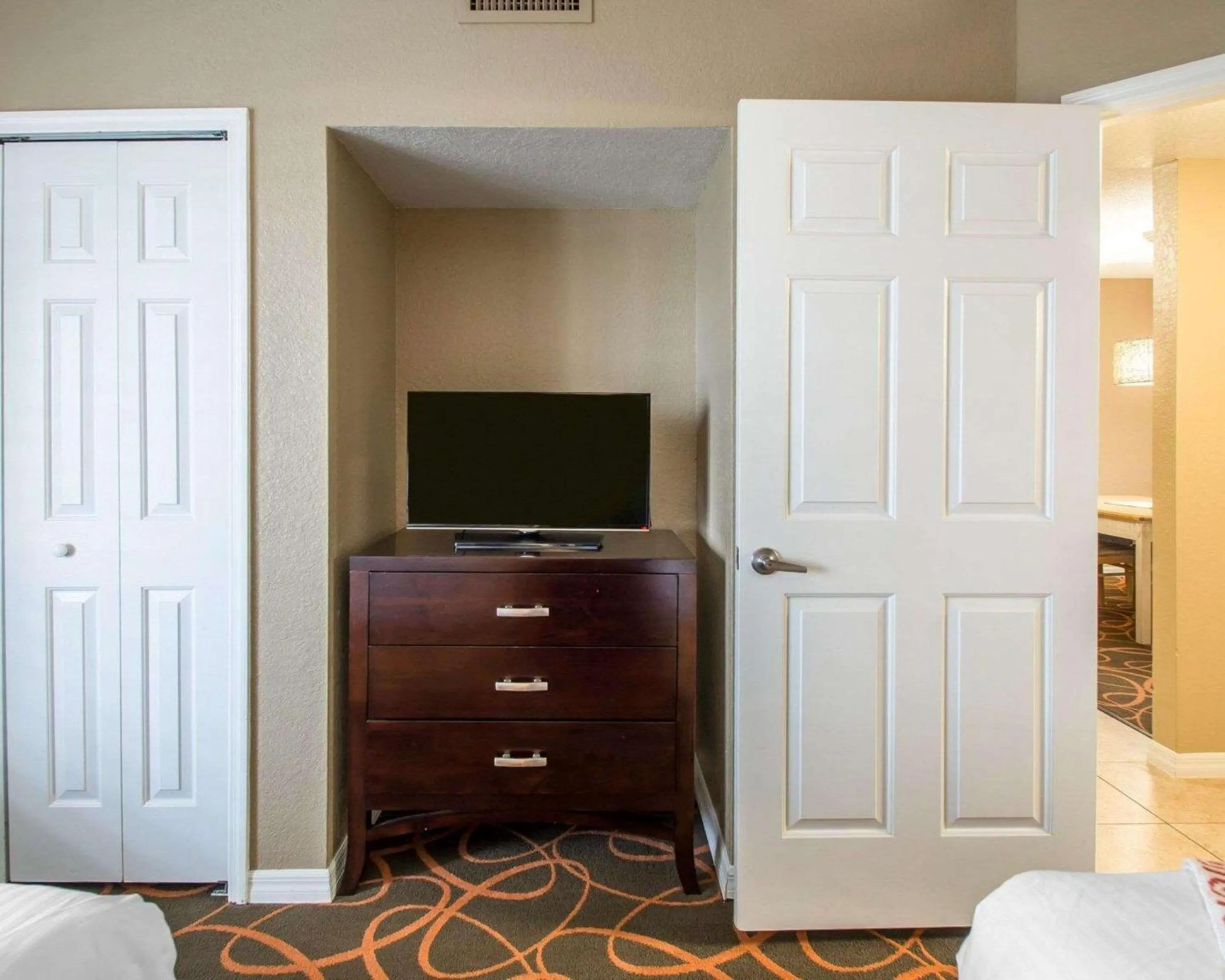 TV and multimedia in Bluegreen Vacations Orlando's Sunshine Resort