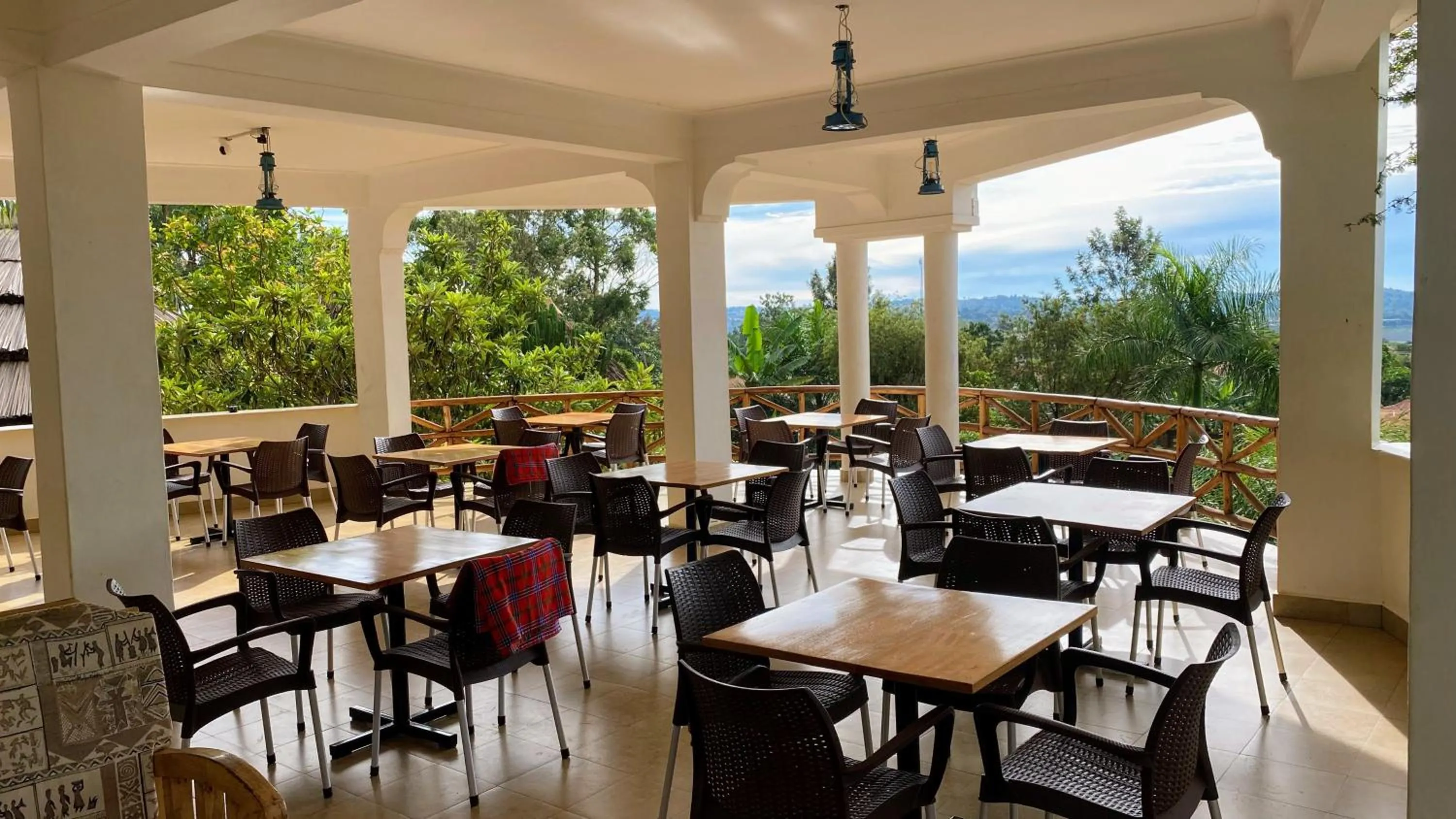 Restaurant/places to eat in Banda Lodge