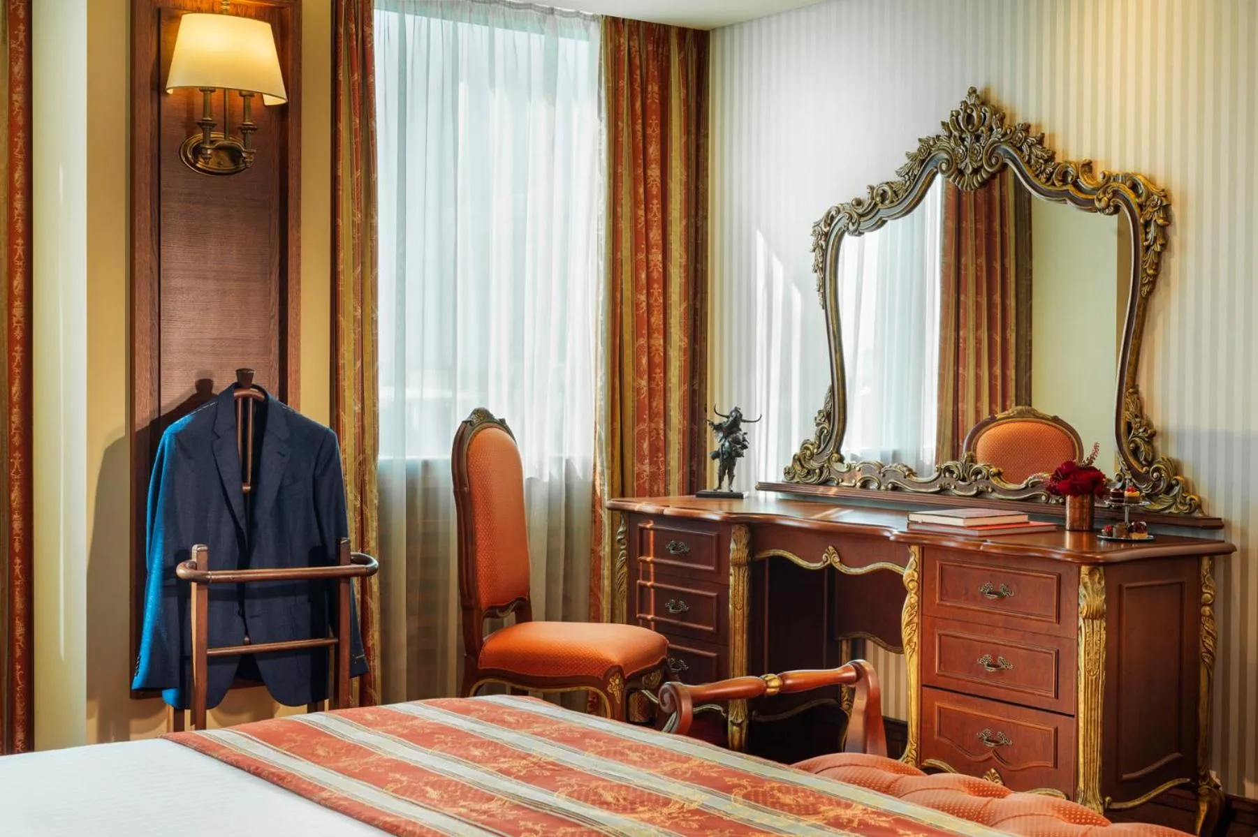 Seating area, Bed in Grand Hotel Sofia