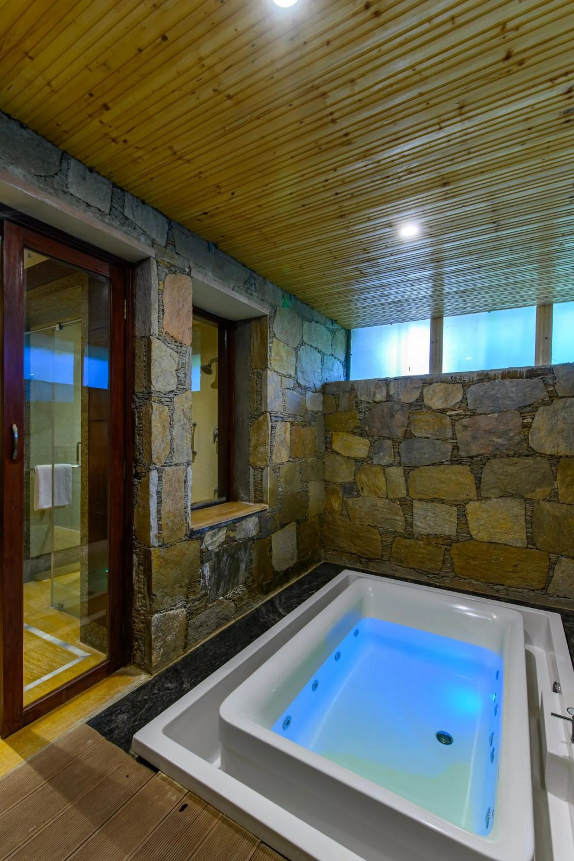 Hot Tub in Ananta Spa & Resort, Pushkar