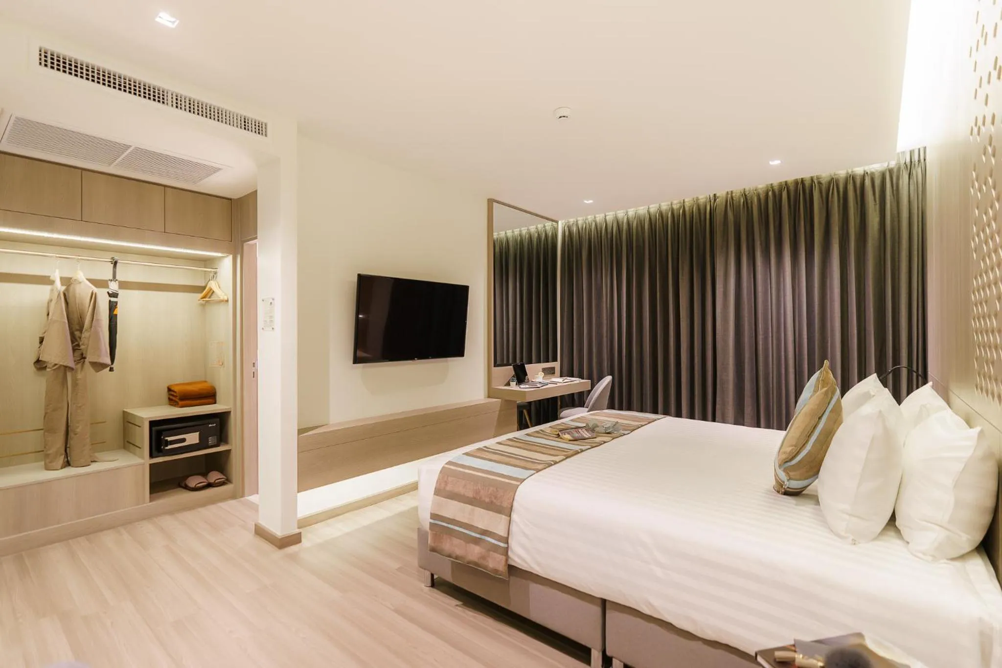 Photo of the whole room, Bed in Fifth Pattaya Jomtien By Shiwalai Int