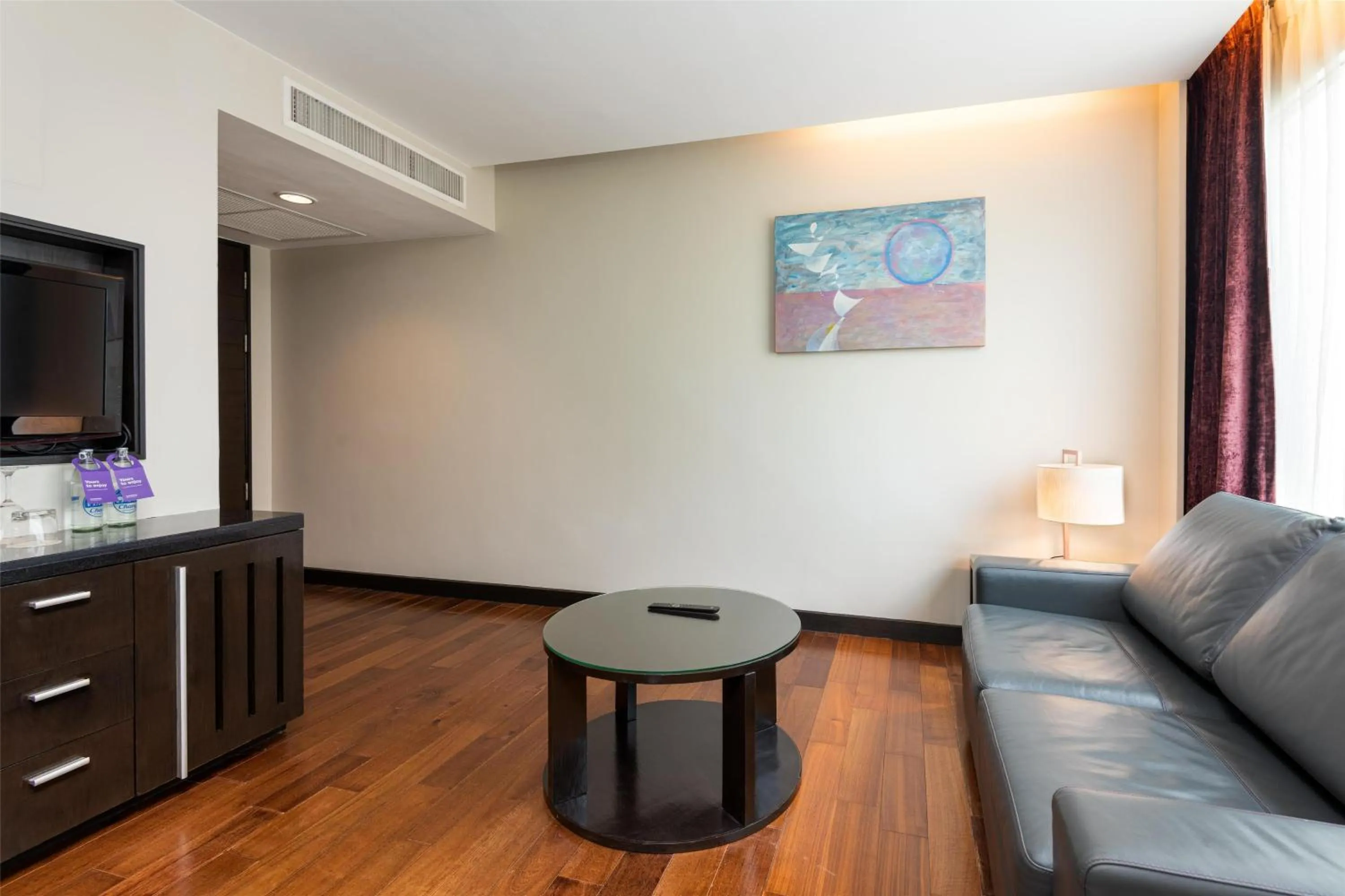 Photo of the whole room in Radisson Suites Bangkok Sukhumvit