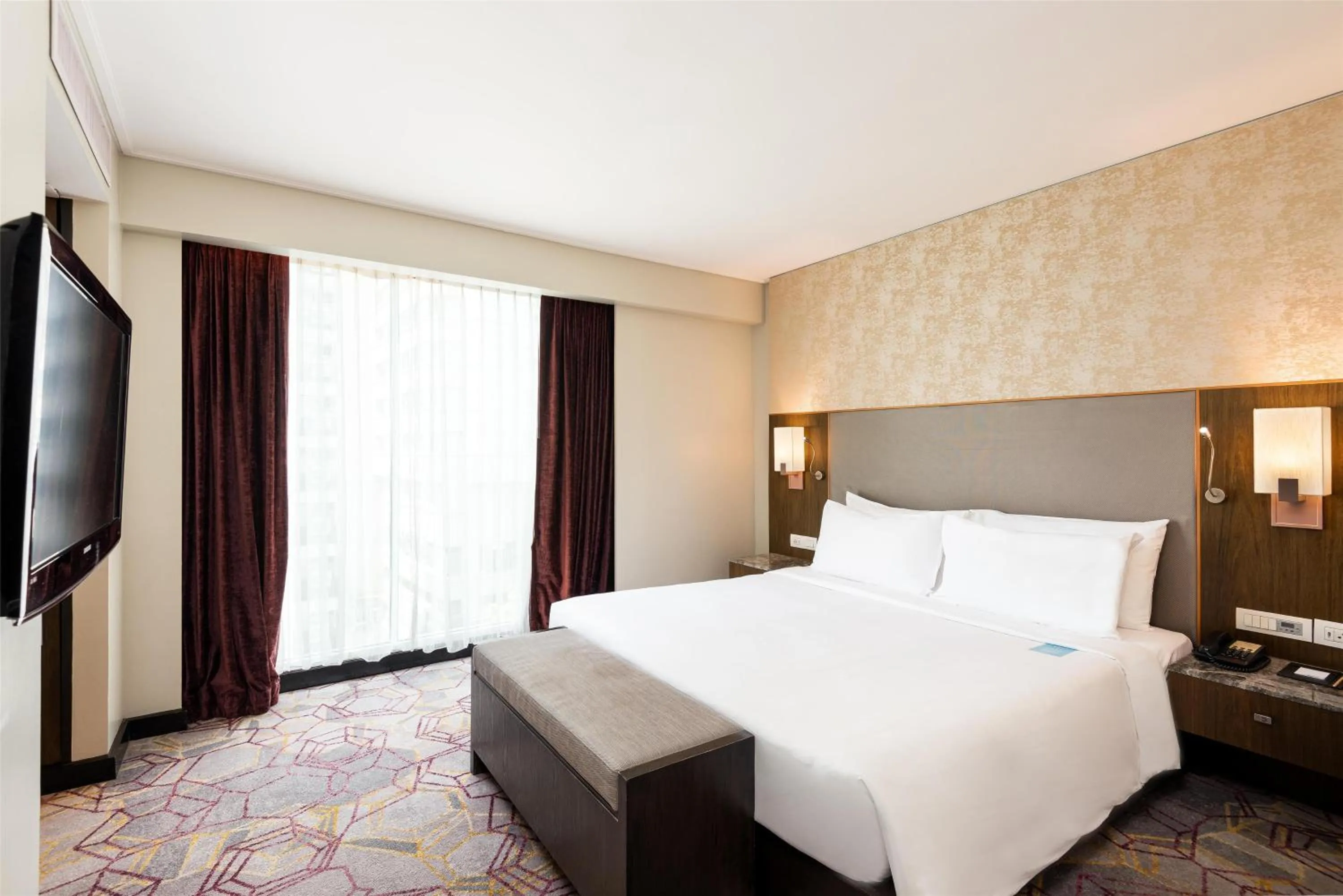 Photo of the whole room, Bed in Radisson Suites Bangkok Sukhumvit