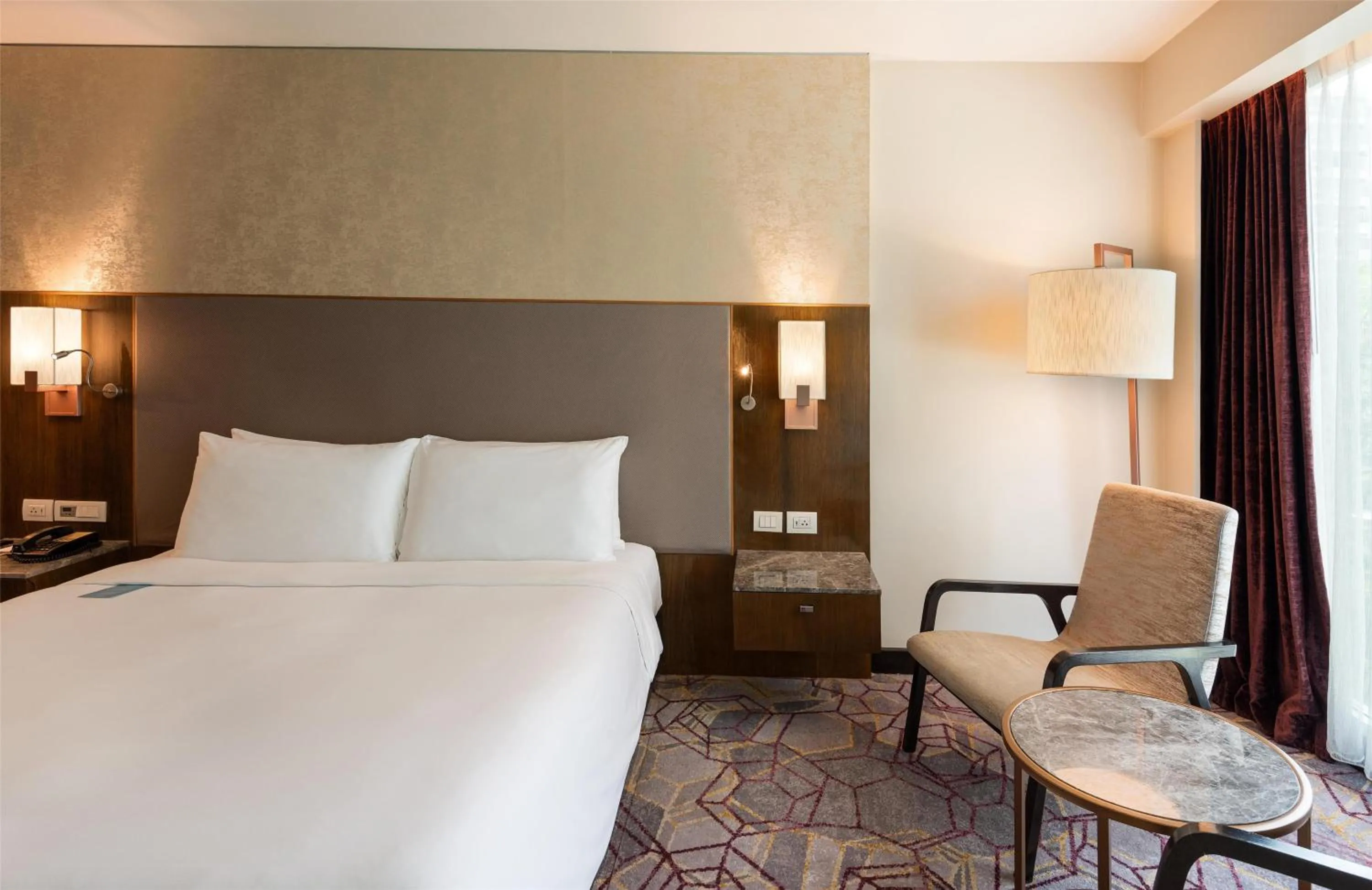 Bedroom, Bed in Radisson Suites Bangkok Sukhumvit