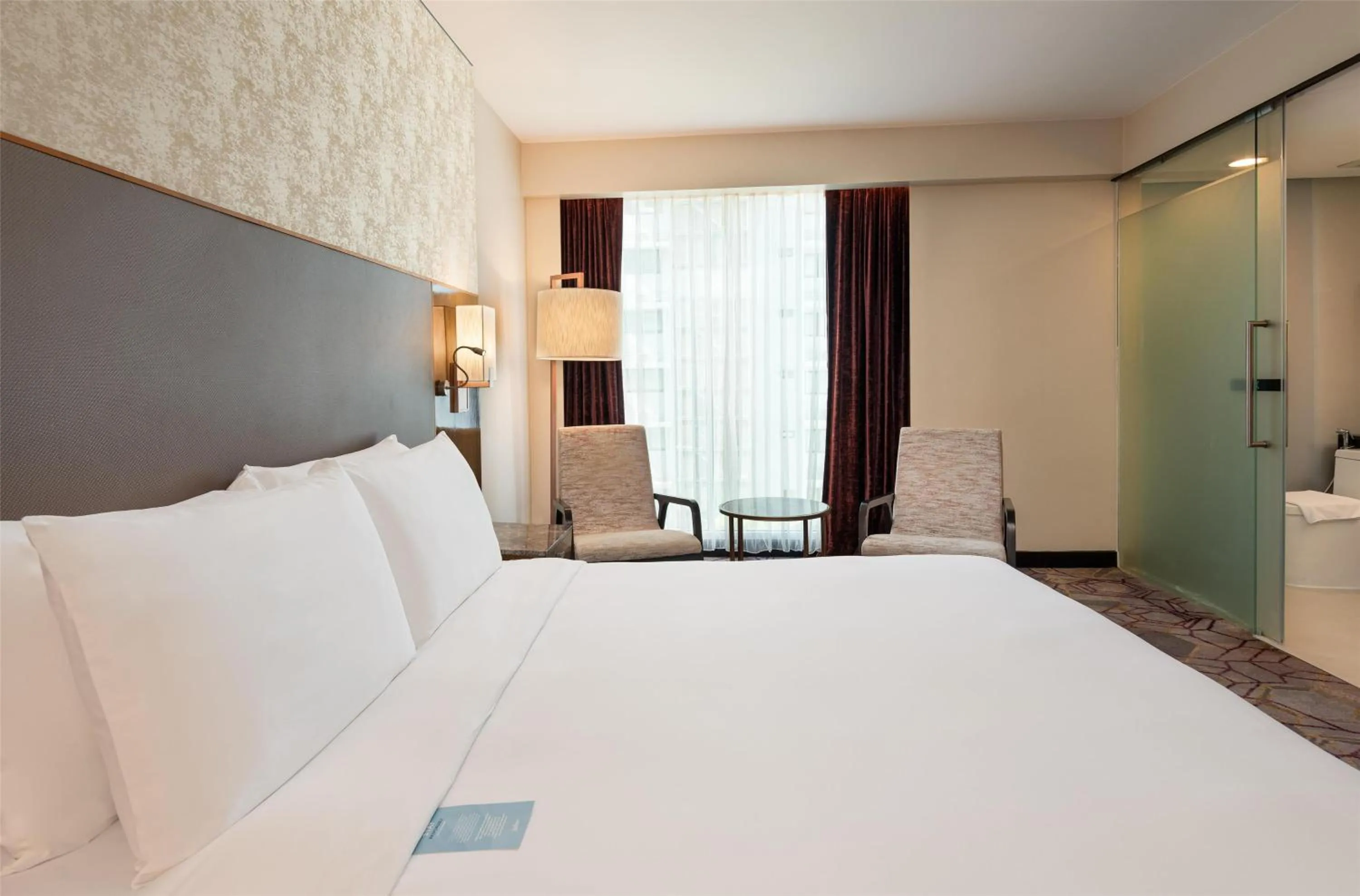 Bedroom, Bed in Radisson Suites Bangkok Sukhumvit