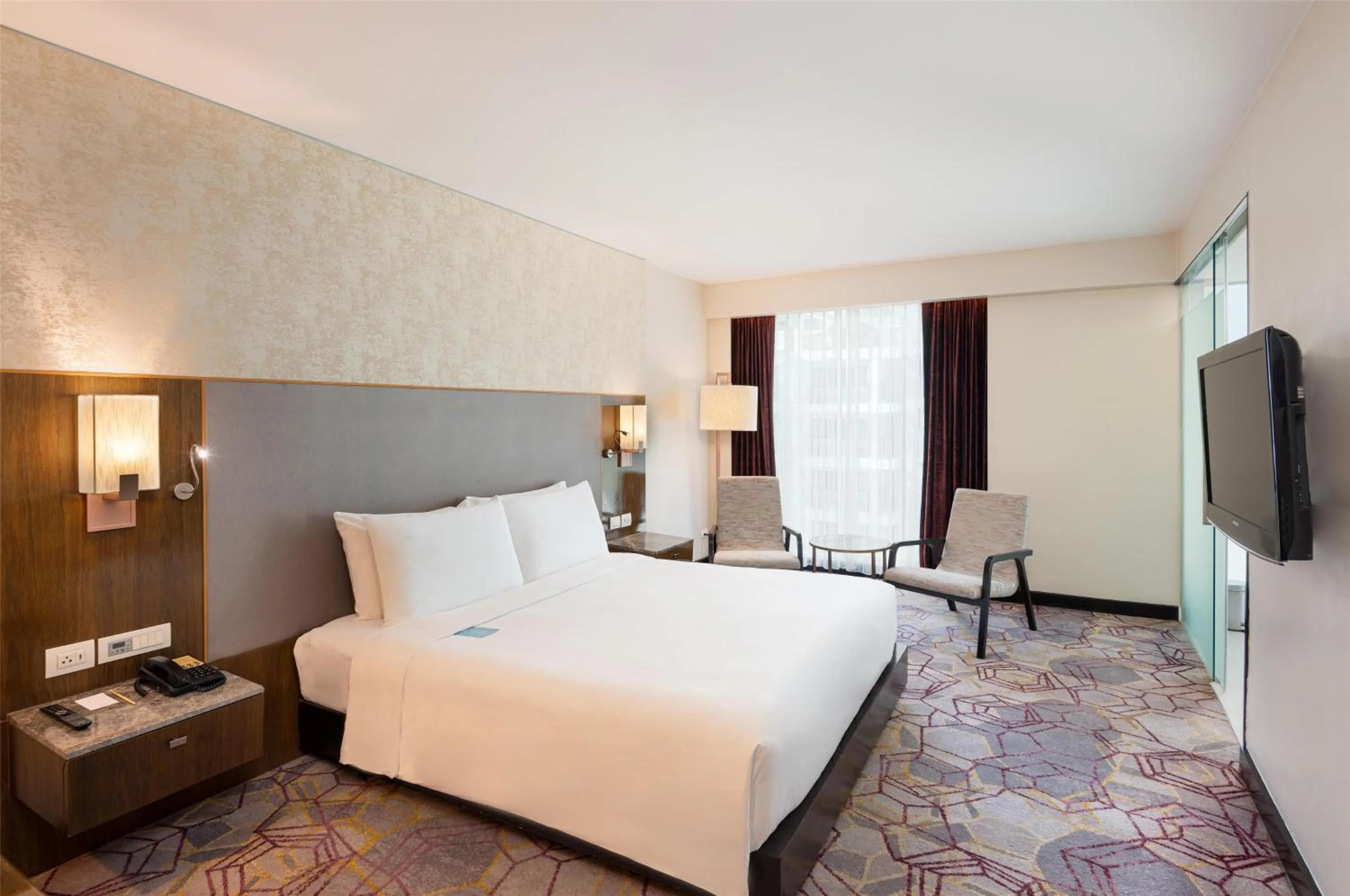 Bedroom, Bed in Radisson Suites Bangkok Sukhumvit