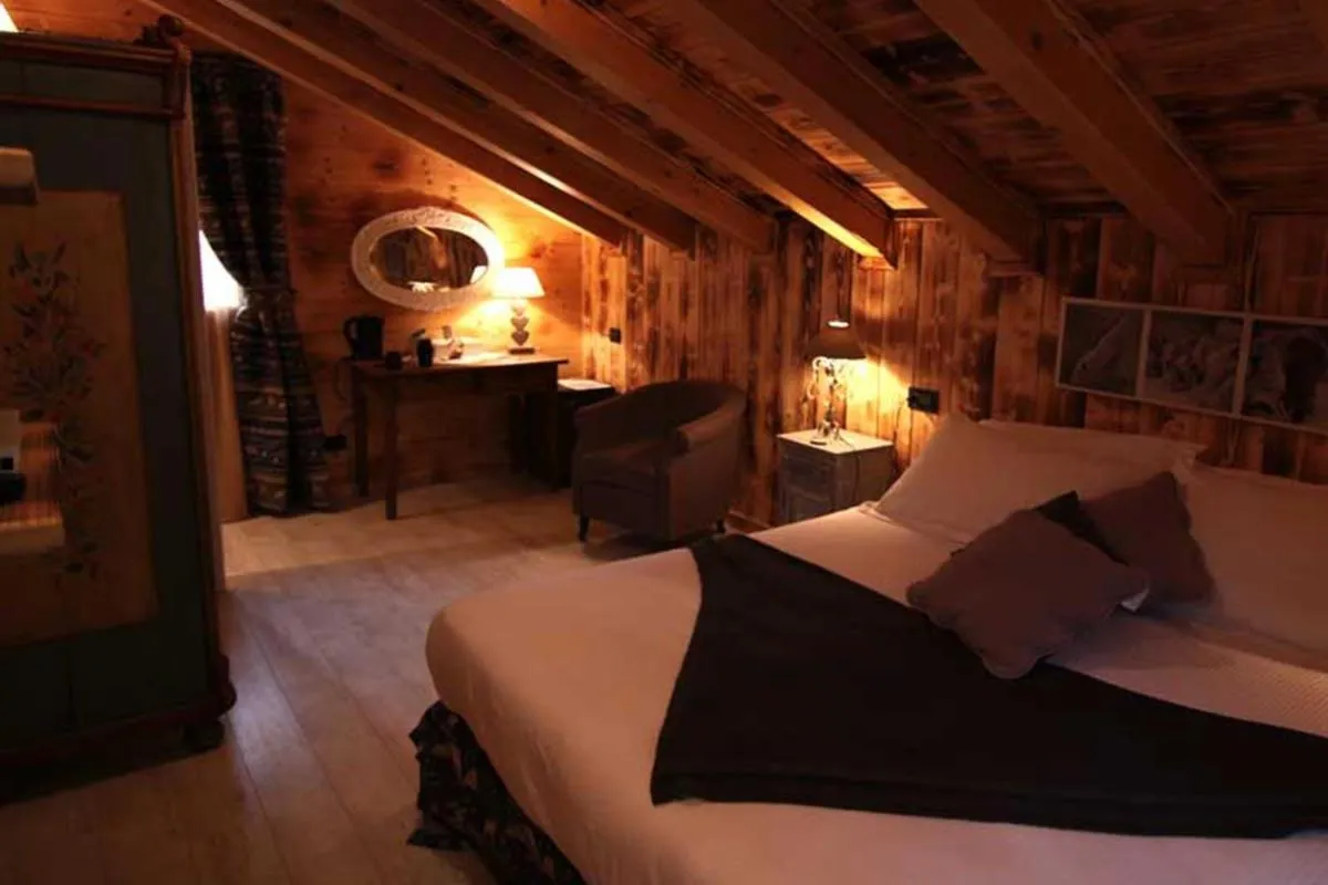 Bedroom, Bed in Hotel Letterario Locanda Collomb