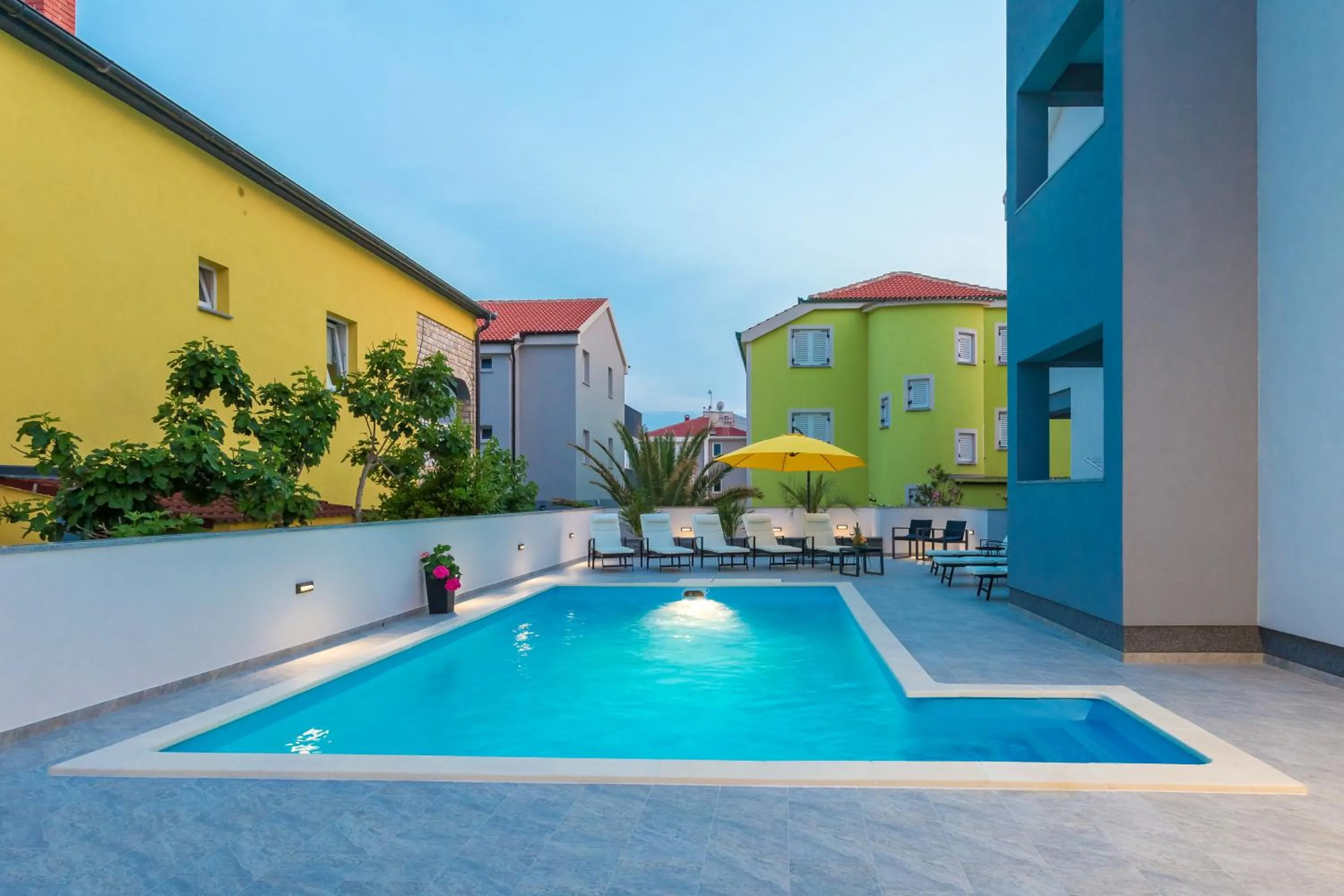 Lucky Luke Pool Apartments