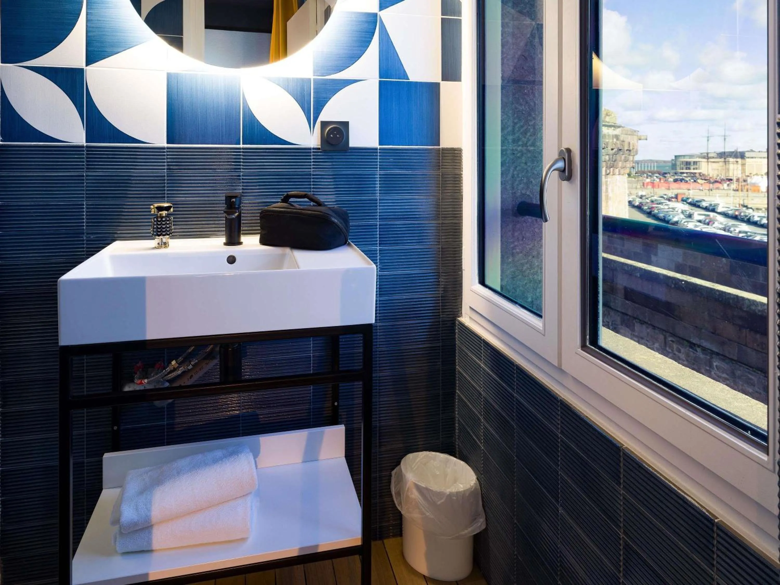 Bedroom in ibis Styles Saint Malo Centre Historique