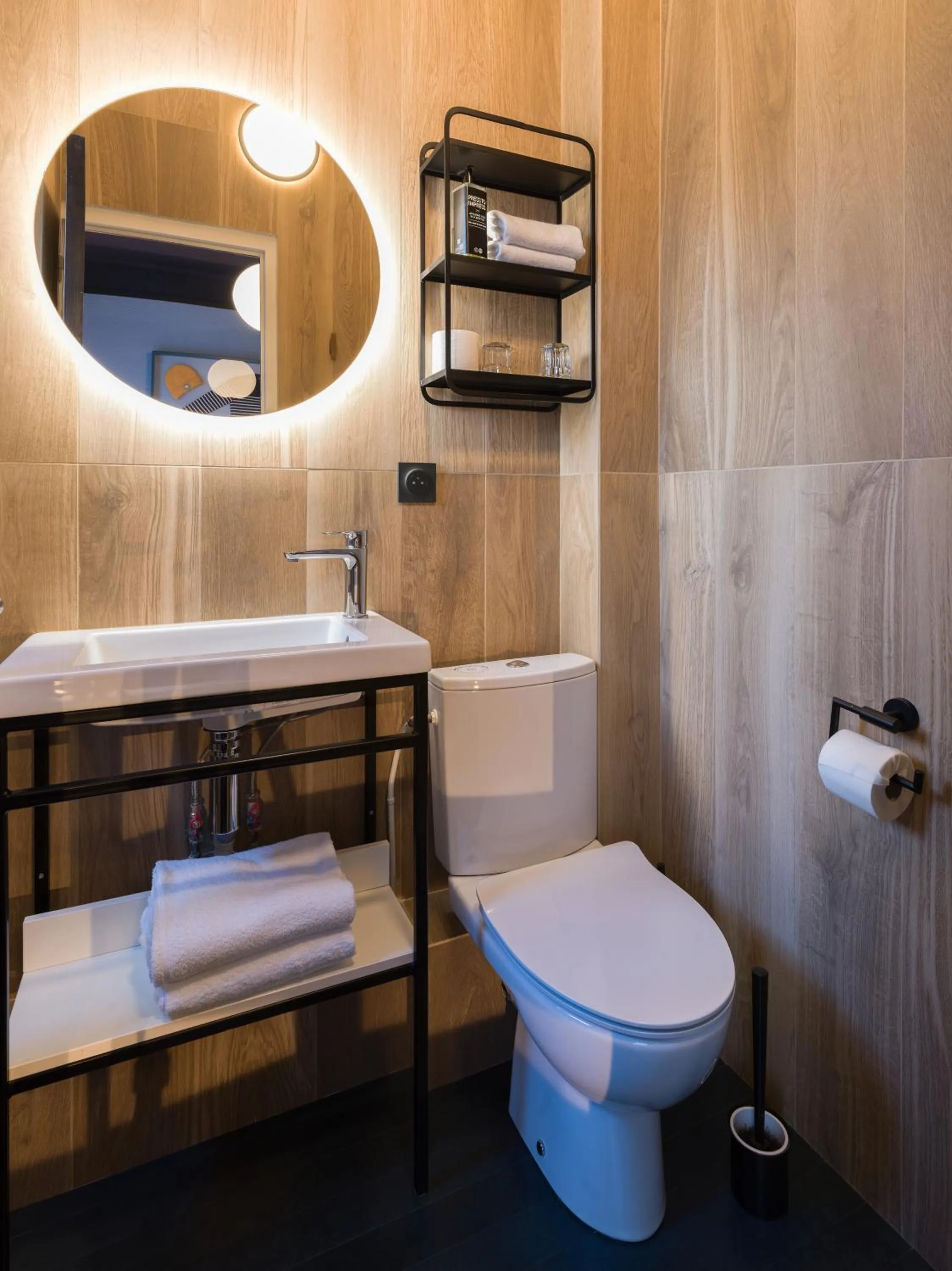 Bathroom in ibis Styles Saint Malo Centre Historique