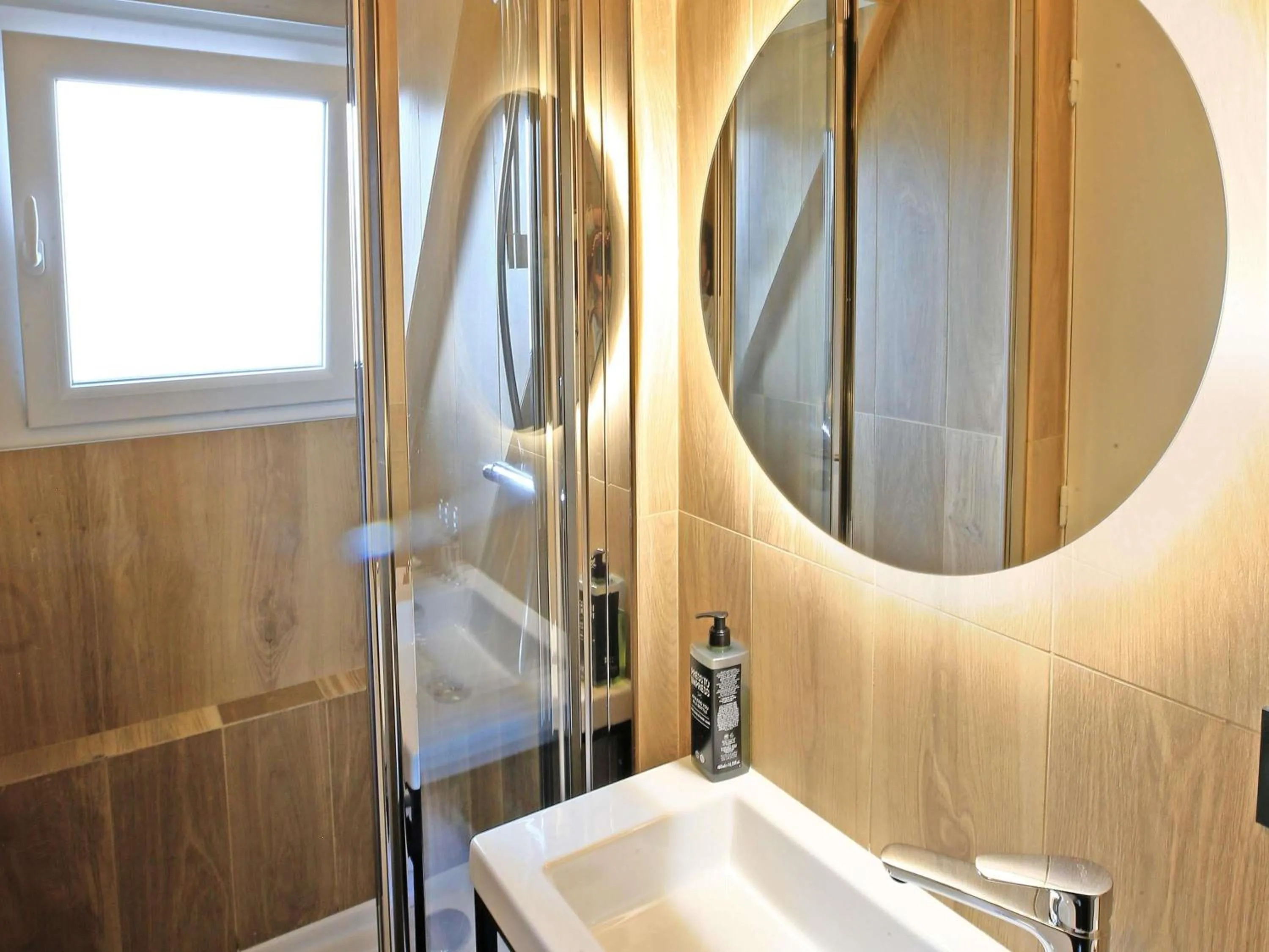 Bedroom in ibis Styles Saint Malo Centre Historique