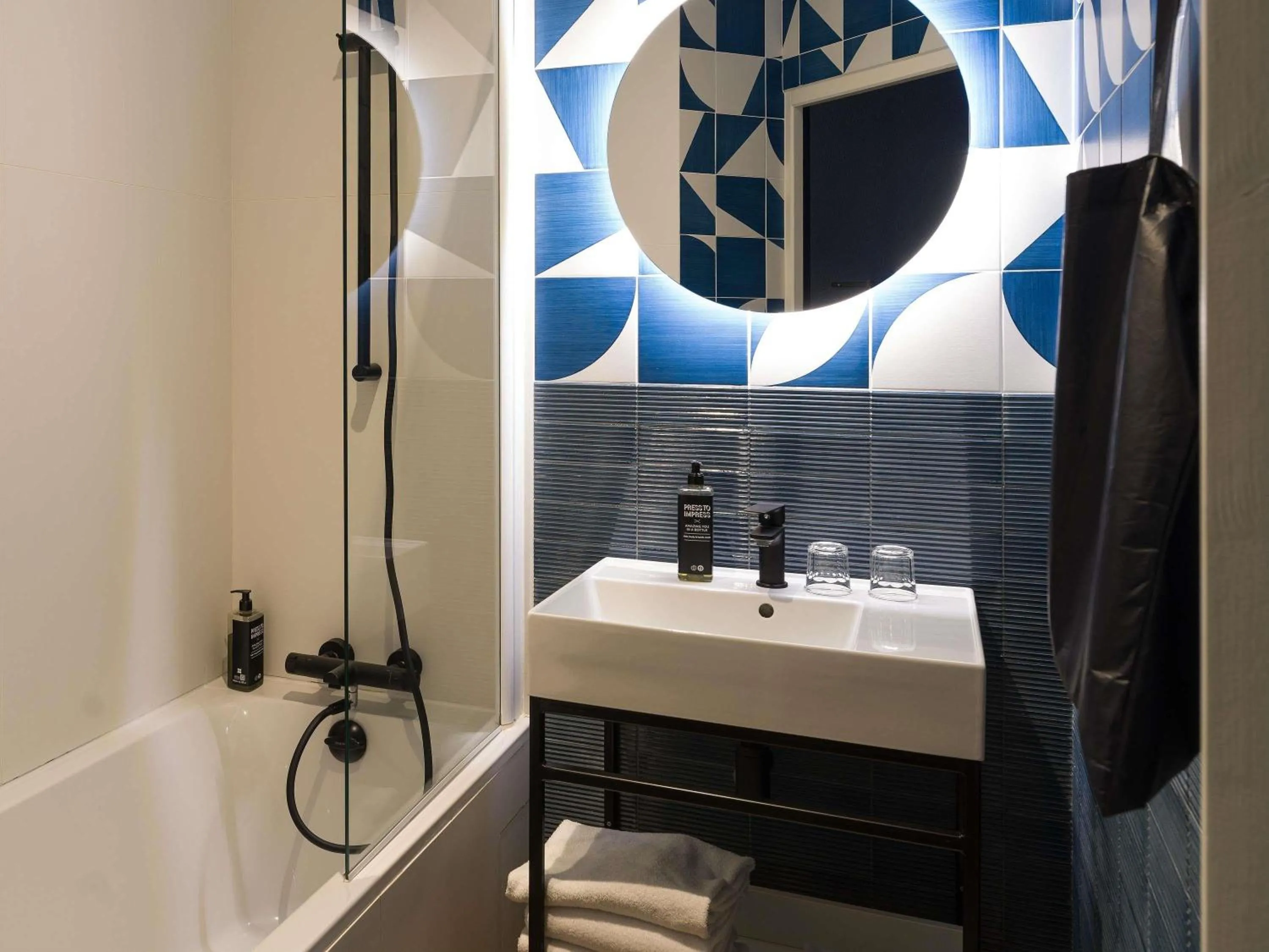 Bedroom in ibis Styles Saint Malo Centre Historique