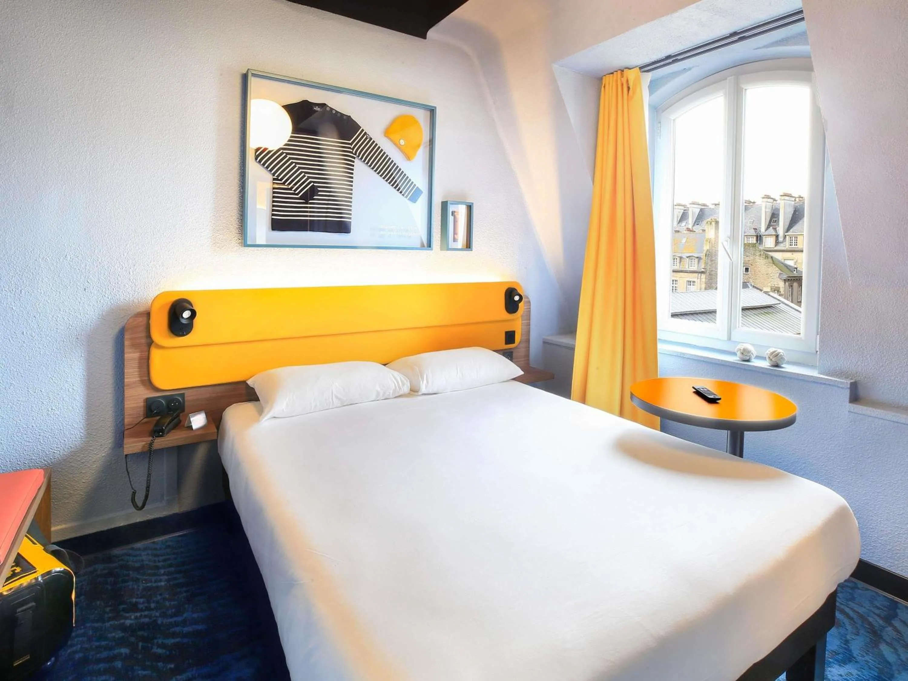 Bedroom, Bed in ibis Styles Saint Malo Centre Historique